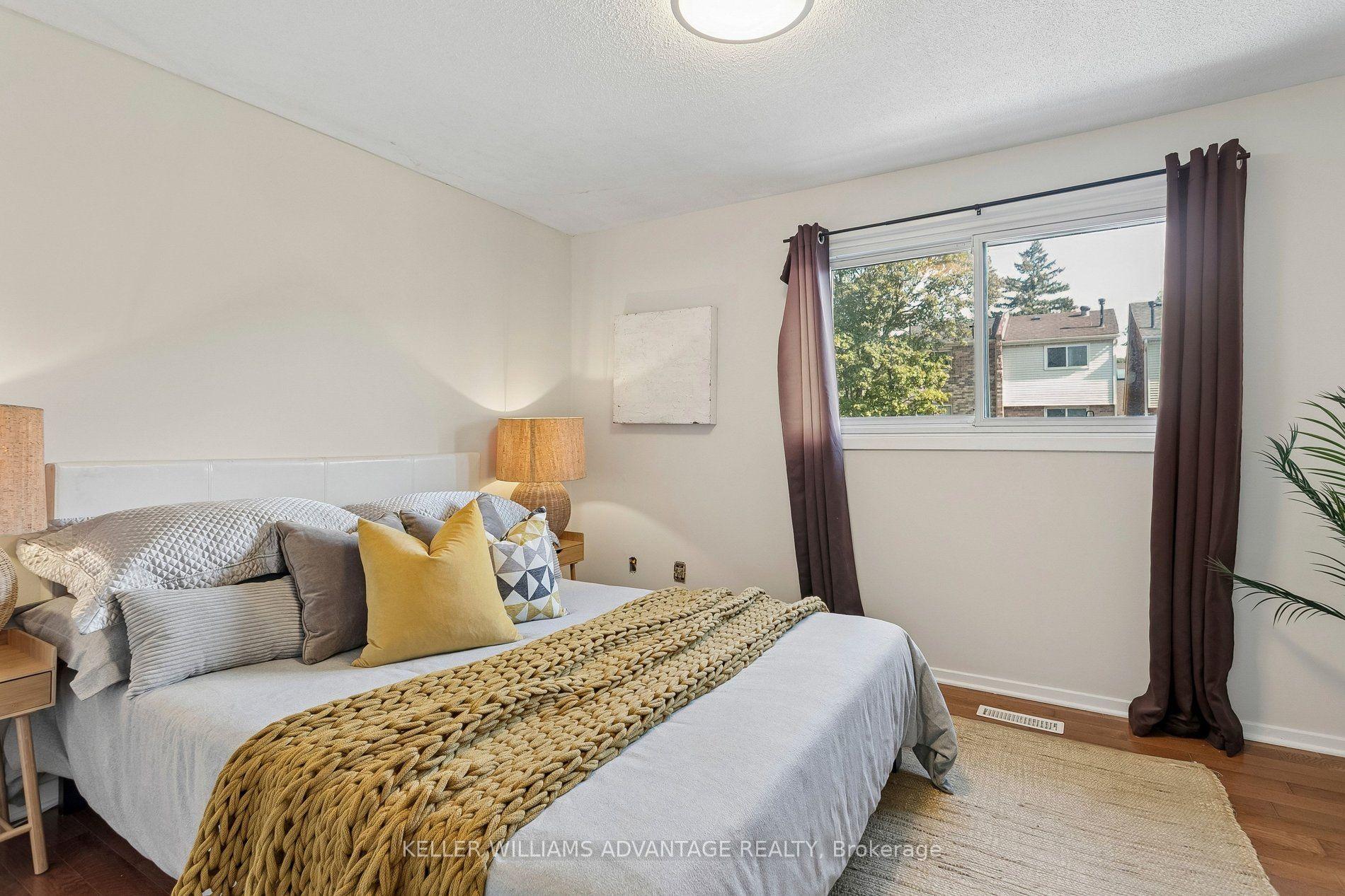 Photo 23 of 33 Sandstone Lane, Toronto, Greenwood-Coxwell — HOMEH