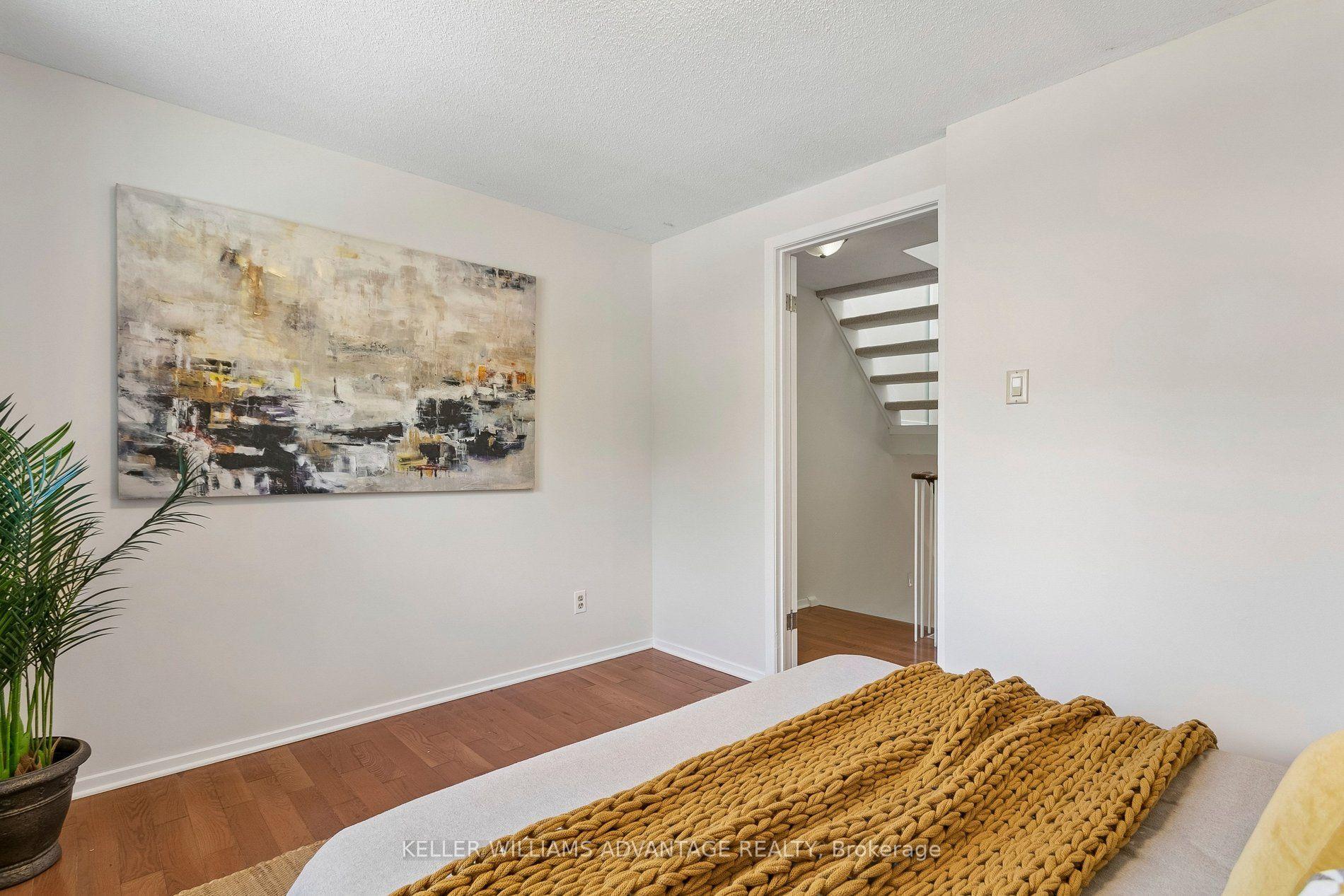 Photo 26 of 33 Sandstone Lane, Toronto, Greenwood-Coxwell — HOMEH