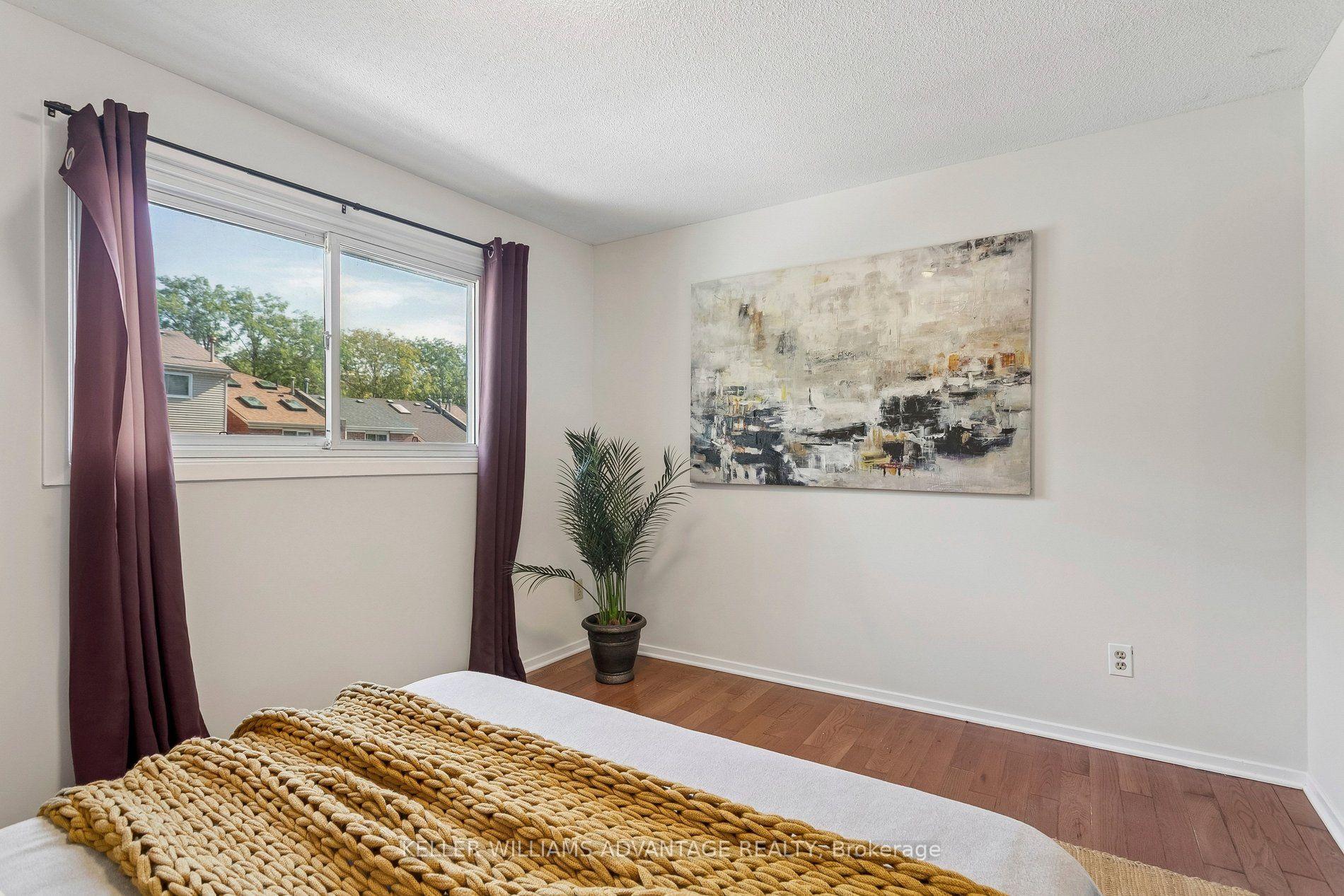 Photo 27 of 33 Sandstone Lane, Toronto, Greenwood-Coxwell — HOMEH