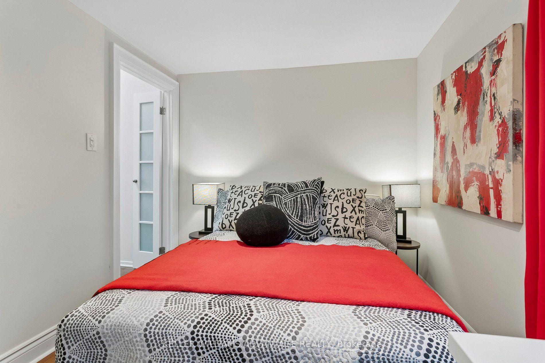 Photo 28 of 33 Sandstone Lane, Toronto, Greenwood-Coxwell — HOMEH