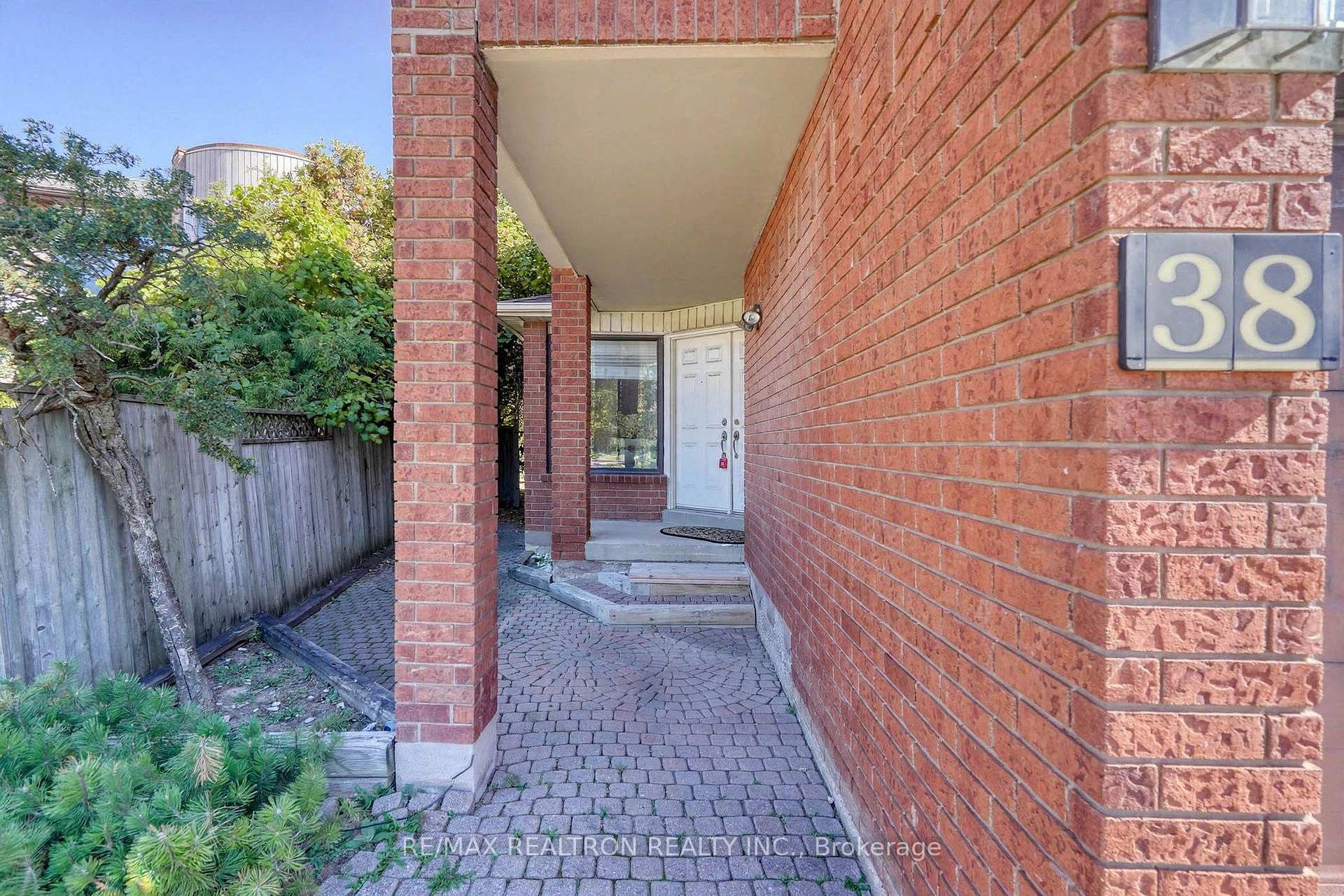Photo 3 of 38 Kimbergate Way, Vaughan, Brownridge — HOMEH