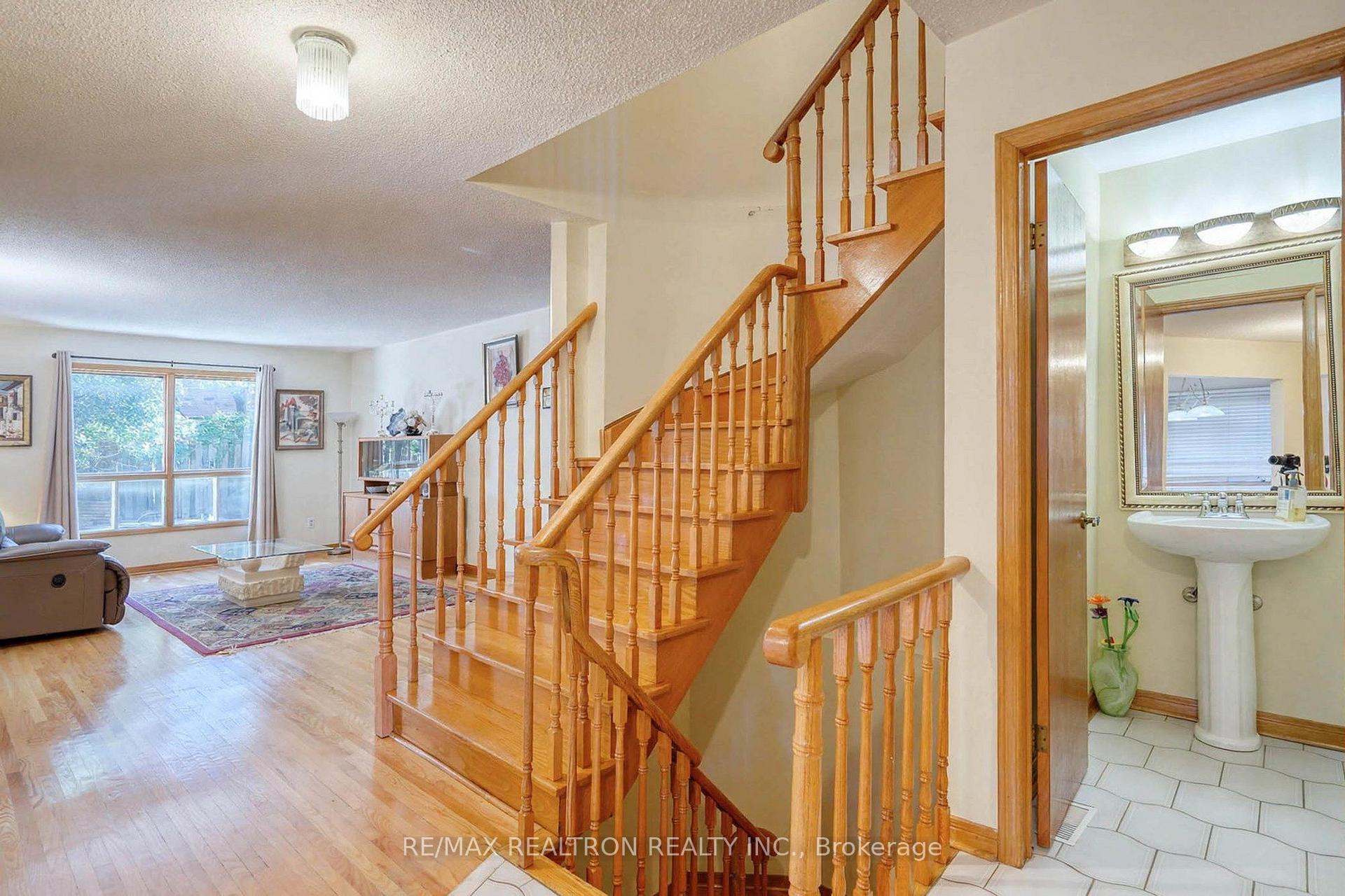 Photo 6 of 38 Kimbergate Way, Vaughan, Brownridge — HOMEH