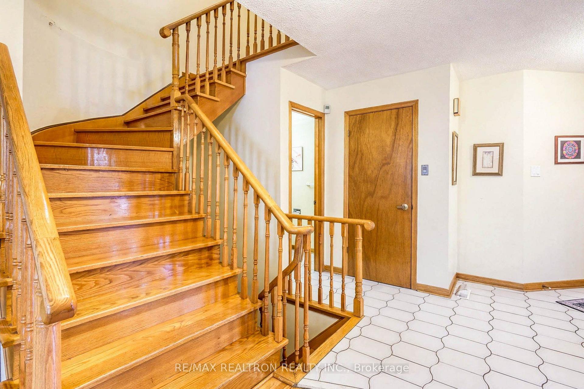 Photo 7 of 38 Kimbergate Way, Vaughan, Brownridge — HOMEH