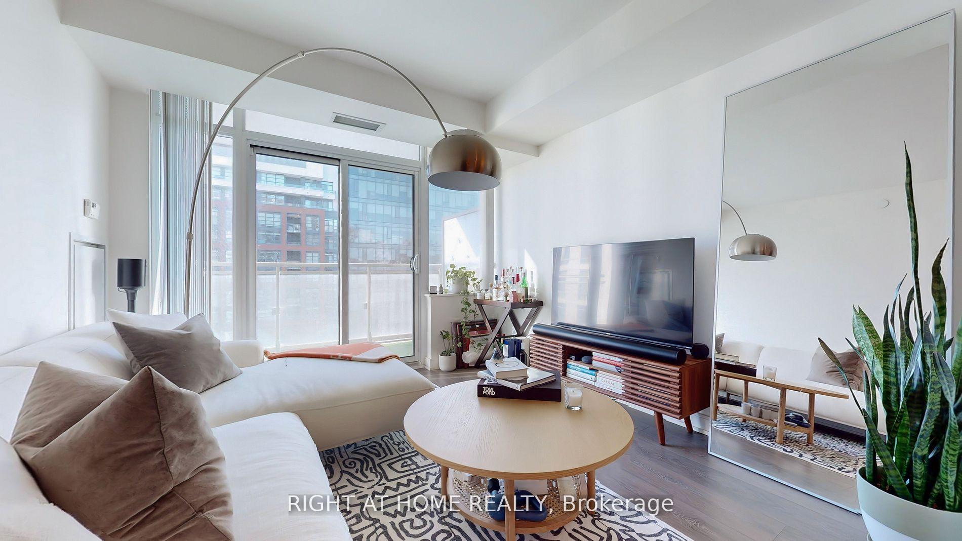 Front of Unit 1223, 525 Adelaide Street W