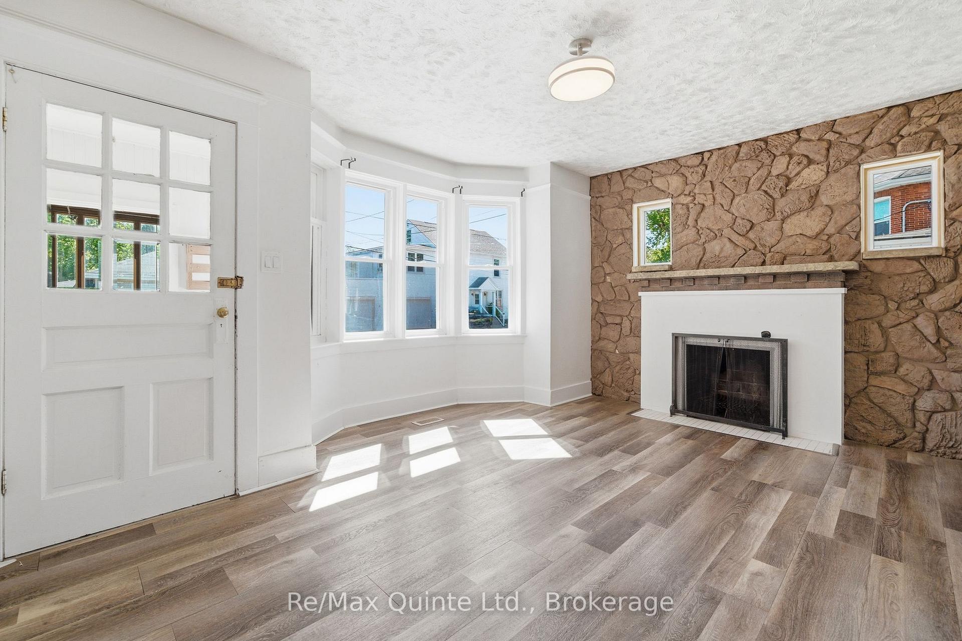 Photo 10 of 8 Dunbar Street, Belleville, Belleville Ward — HOMEH