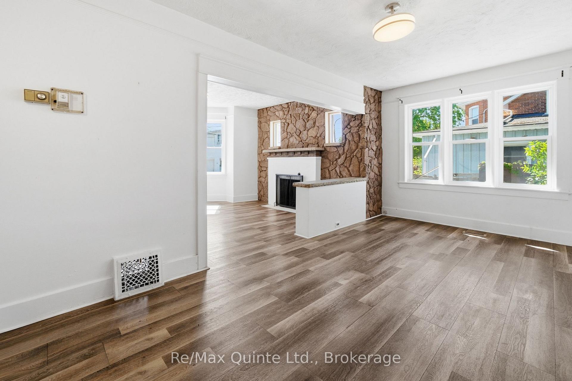 Photo 14 of 8 Dunbar Street, Belleville, Belleville Ward — HOMEH