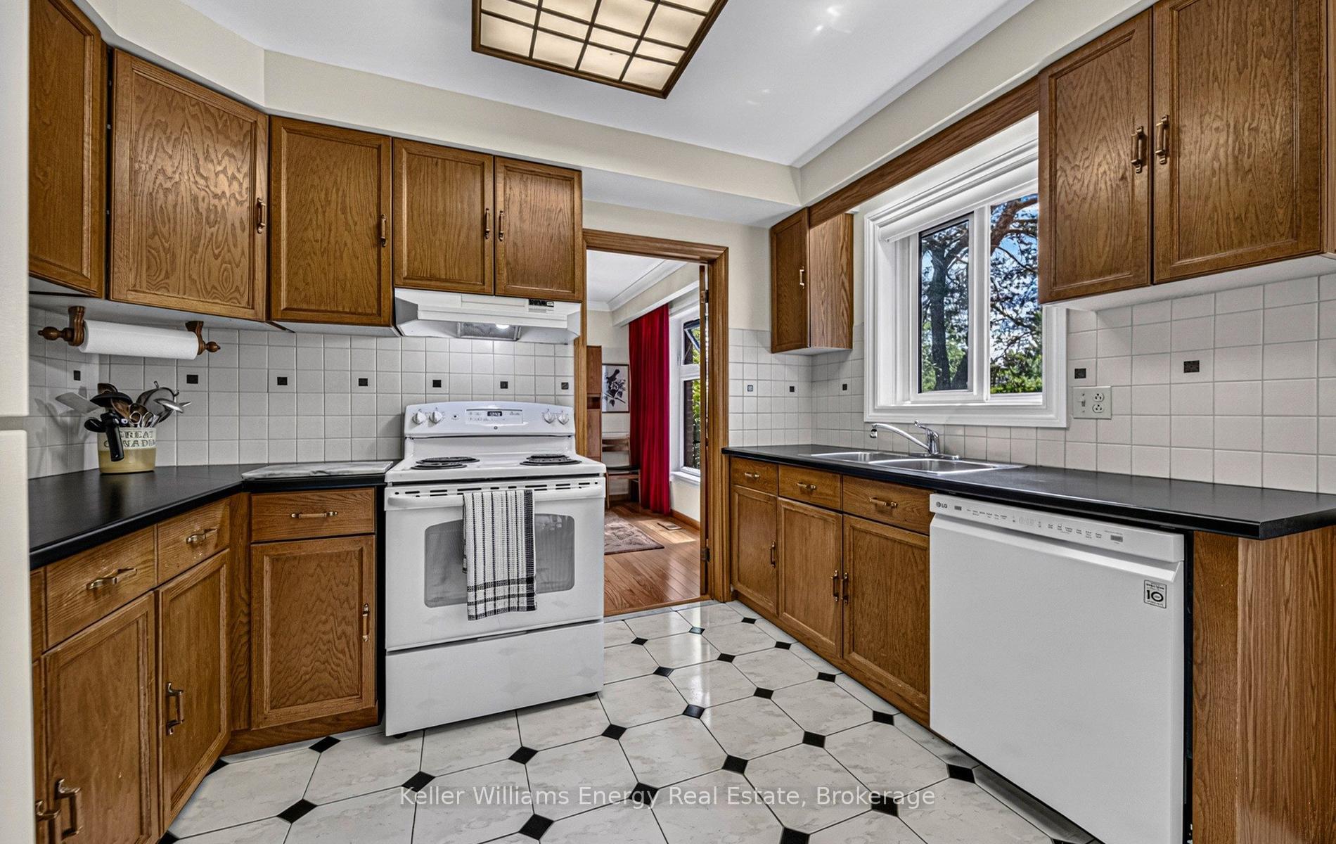 Photo 18 of 409 Gilbert Street E, Whitby, Downtown Whitby — HOMEH