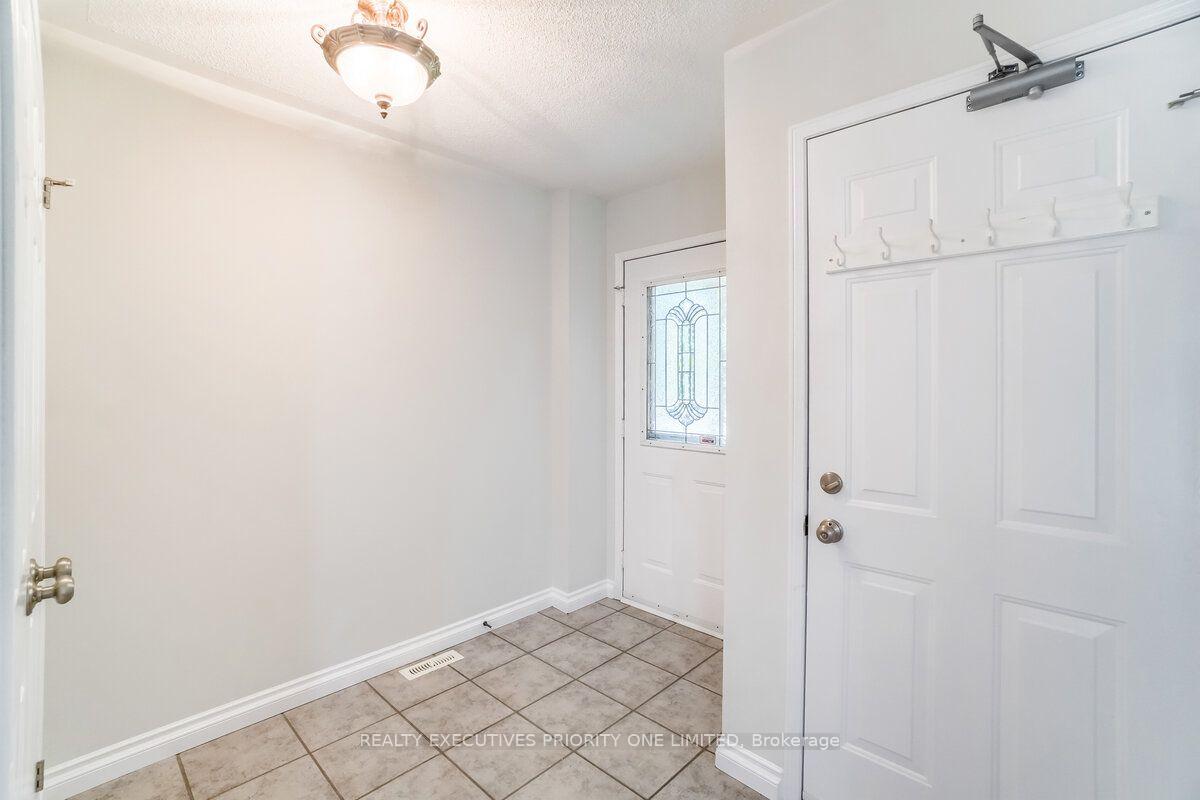 Photo 2 of 17 Drake Drive, Barrie, Painswick South — HOMEH