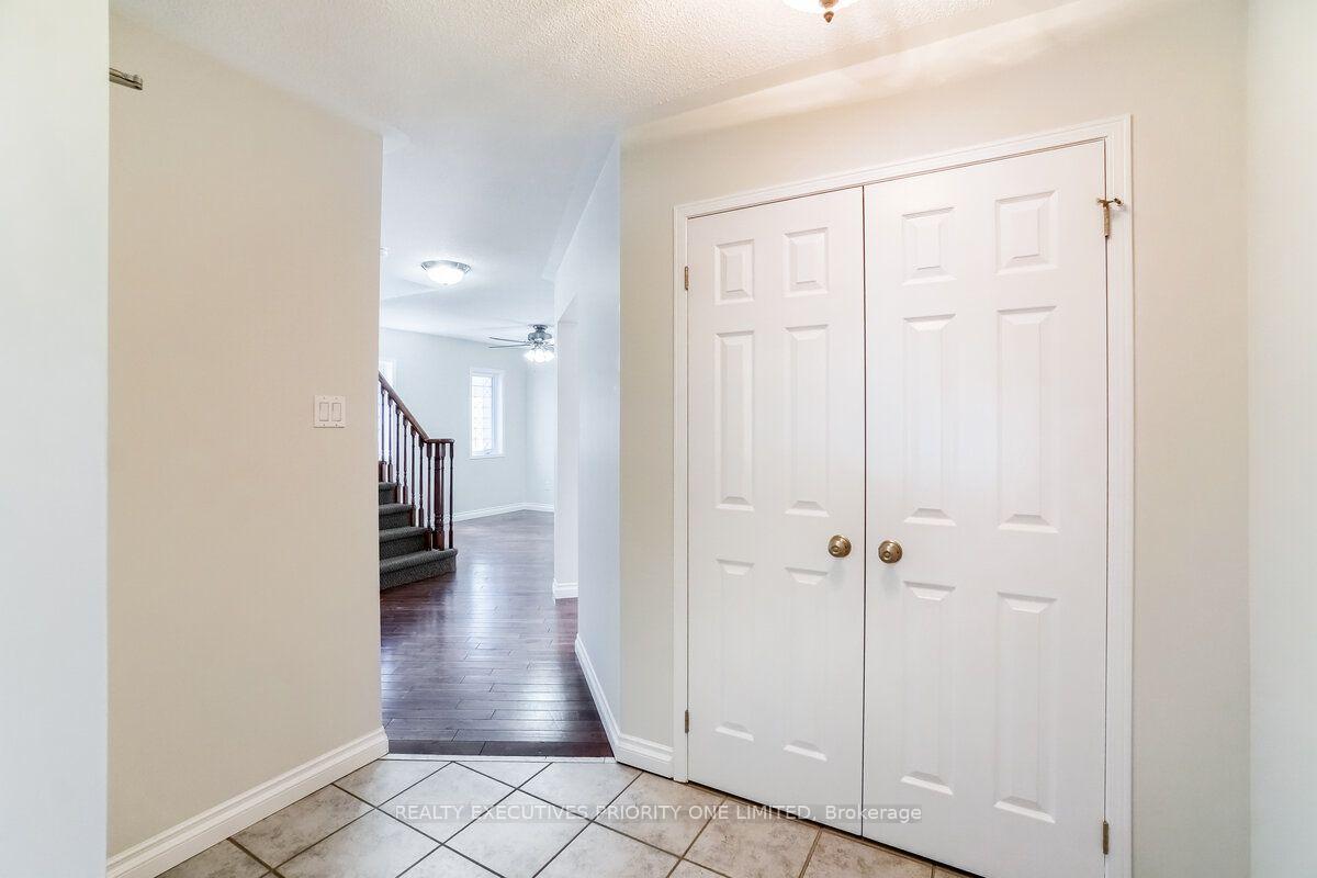 Photo 3 of 17 Drake Drive, Barrie, Painswick South — HOMEH