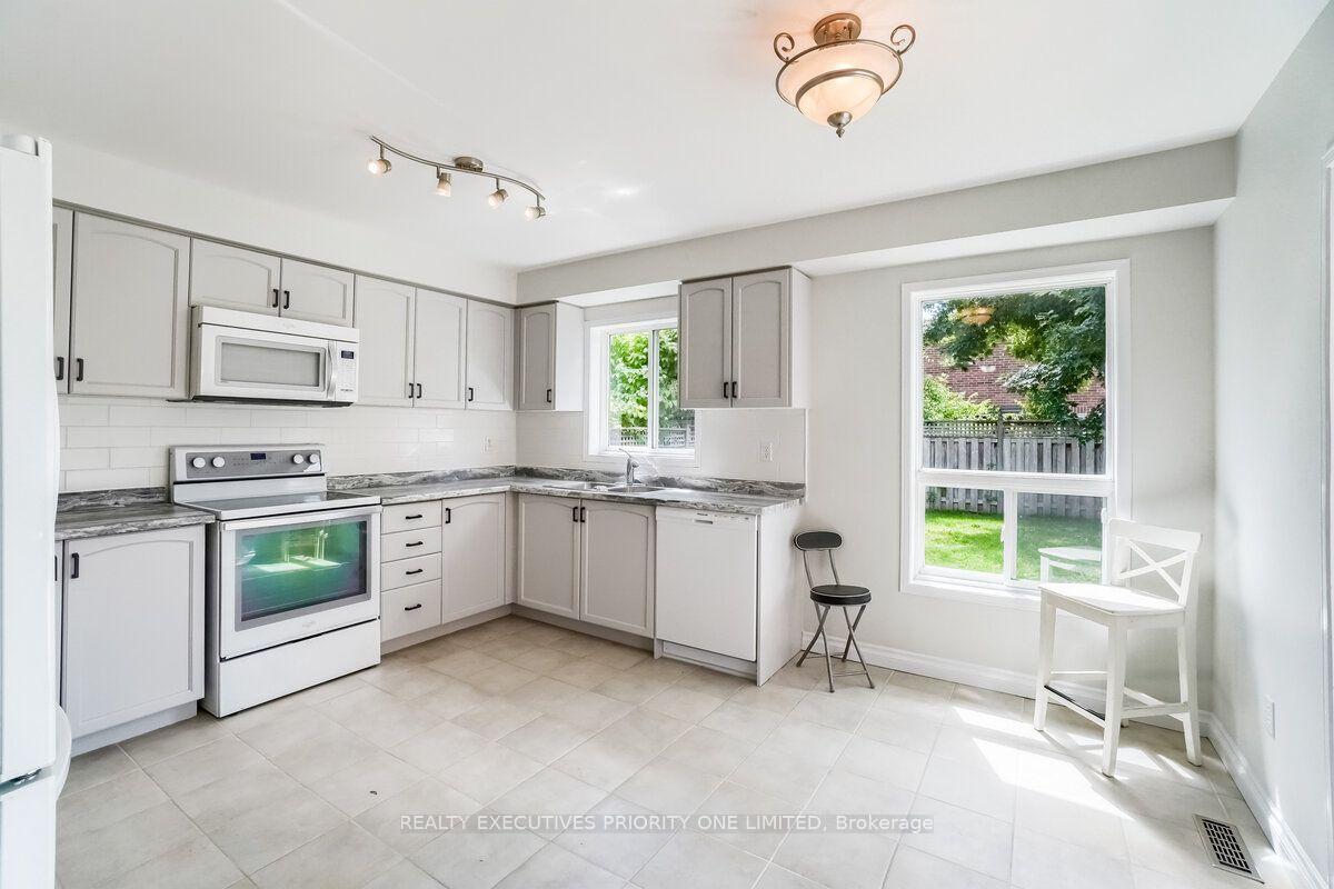 Photo 12 of 17 Drake Drive, Barrie, Painswick South — HOMEH