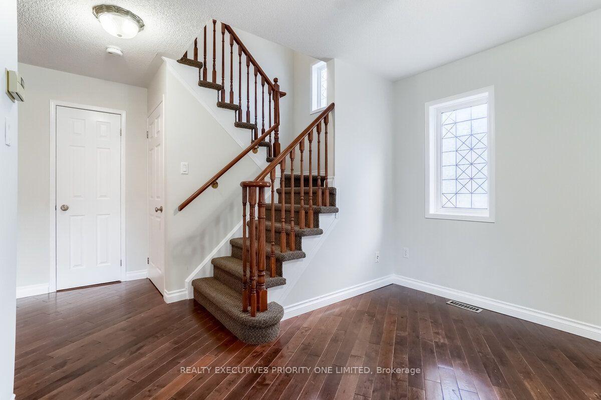 Photo 18 of 17 Drake Drive, Barrie, Painswick South — HOMEH