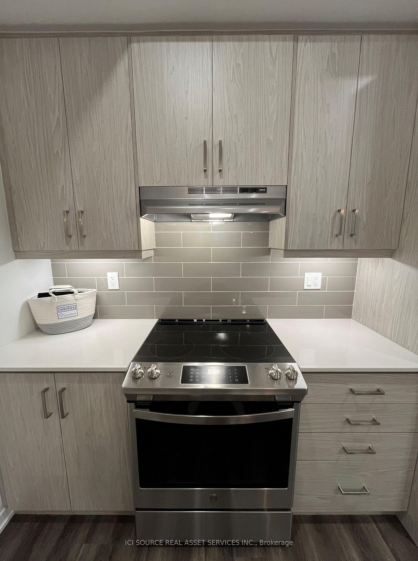 Photo 4 of Unit 230, 131 Honeycrisp Crescent, Vaughan, Vaughan Corporate Centre — HOMEH