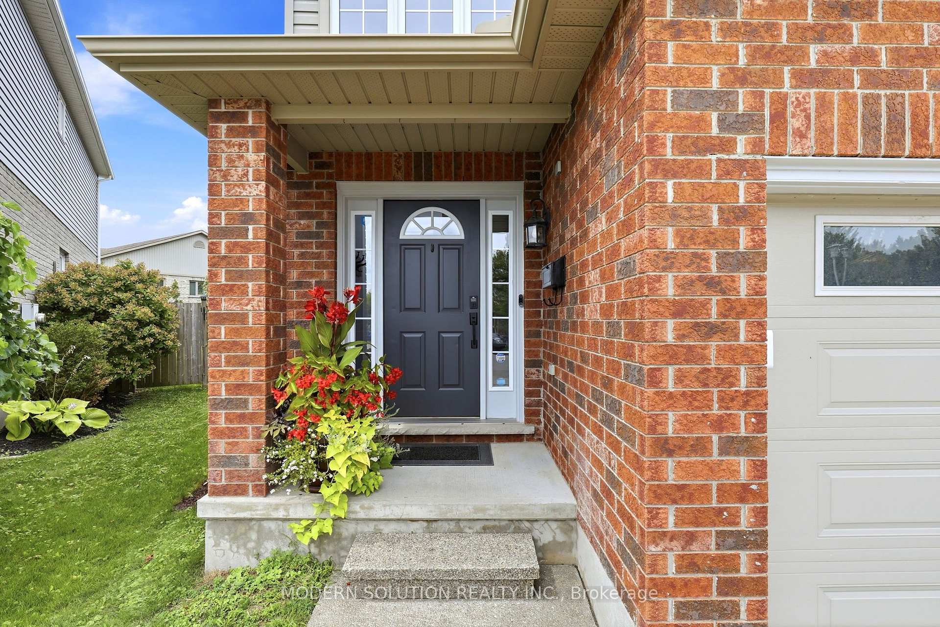 Photo 2 of 897 Bradshaw Crescent, London, North M — HOMEH