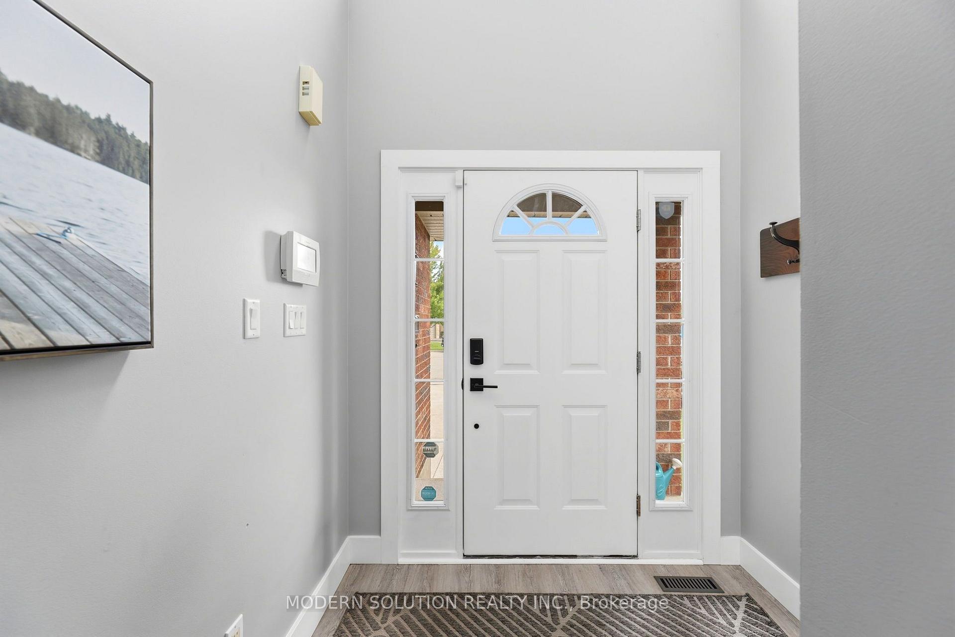 Photo 3 of 897 Bradshaw Crescent, London, North M — HOMEH