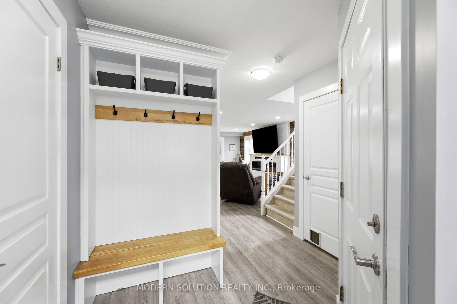 Photo 5 of 897 Bradshaw Crescent, London, North M — HOMEH