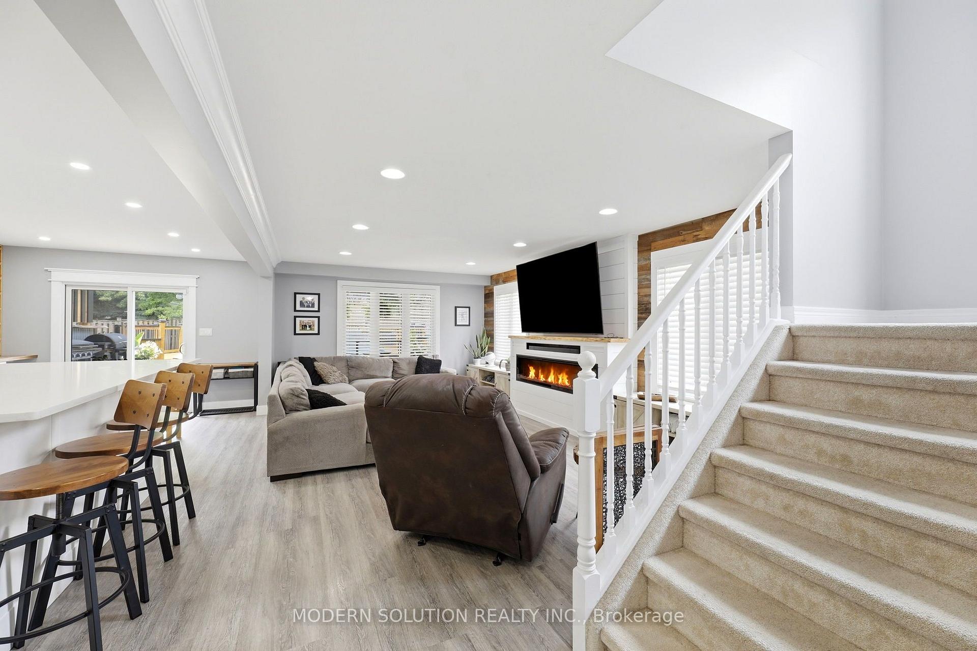 Photo 6 of 897 Bradshaw Crescent, London, North M — HOMEH