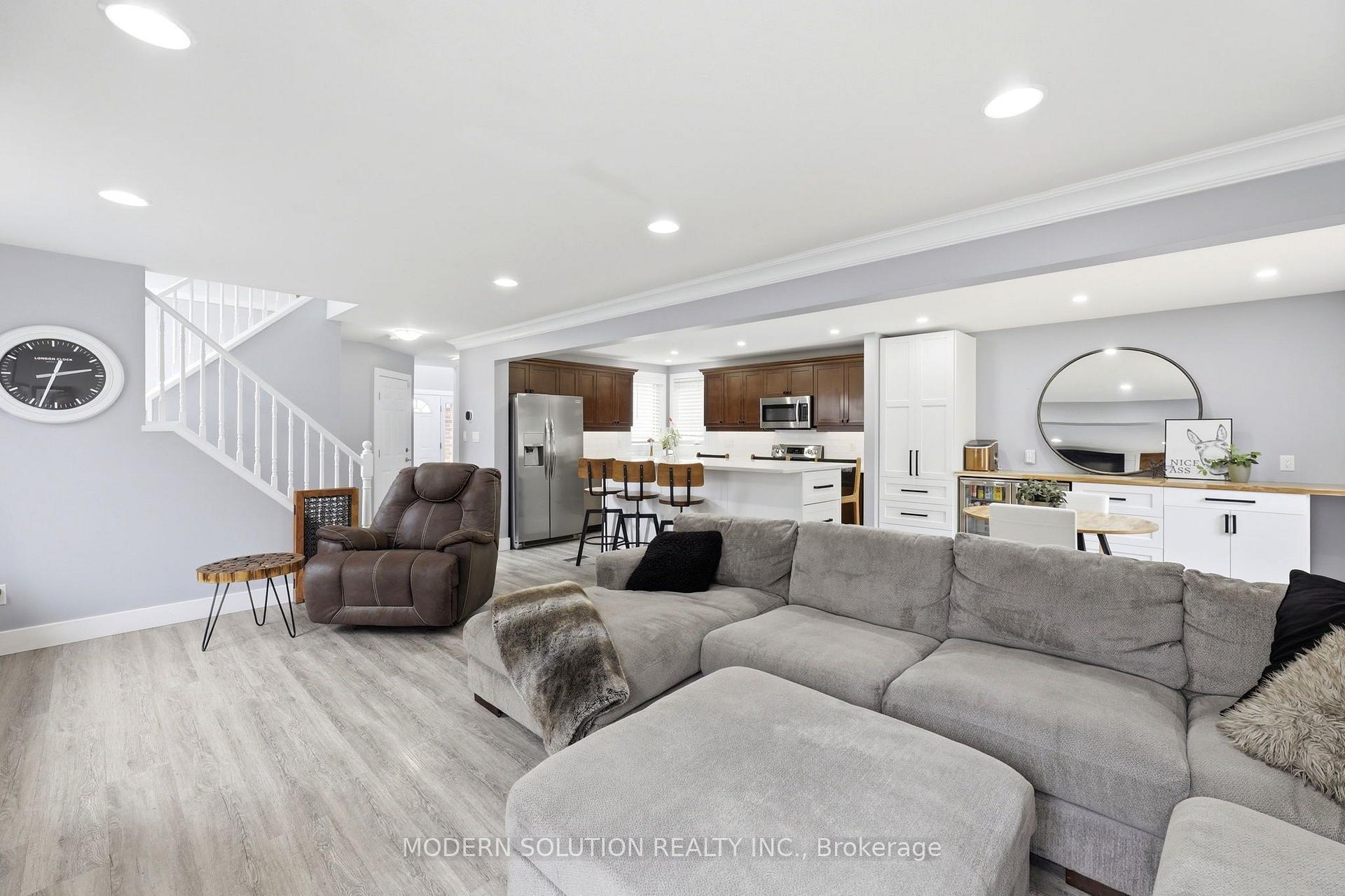 Photo 9 of 897 Bradshaw Crescent, London, North M — HOMEH