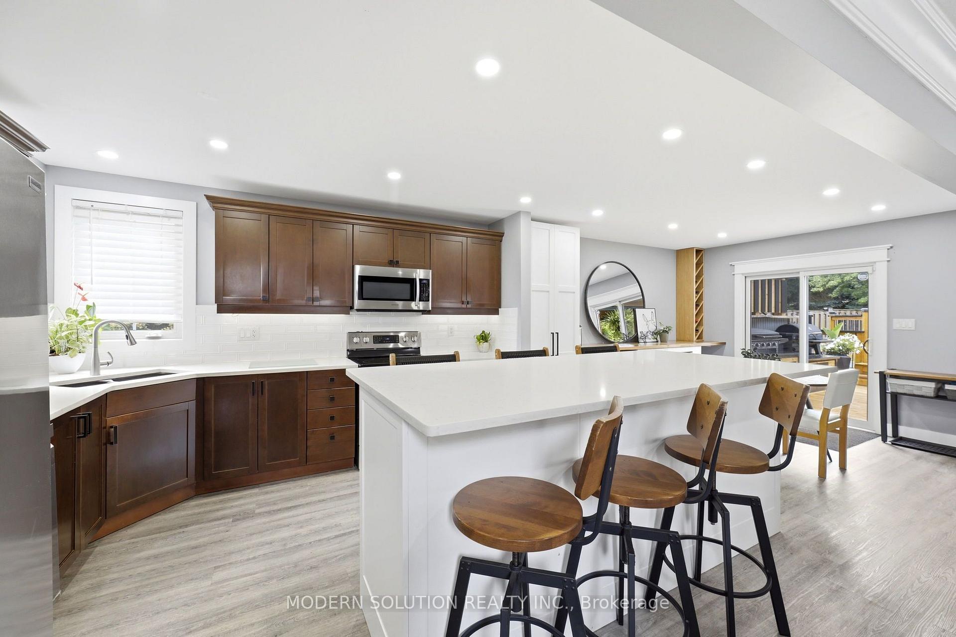 Photo 11 of 897 Bradshaw Crescent, London, North M — HOMEH