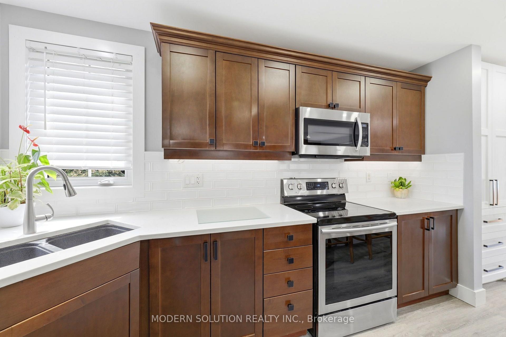 Photo 12 of 897 Bradshaw Crescent, London, North M — HOMEH