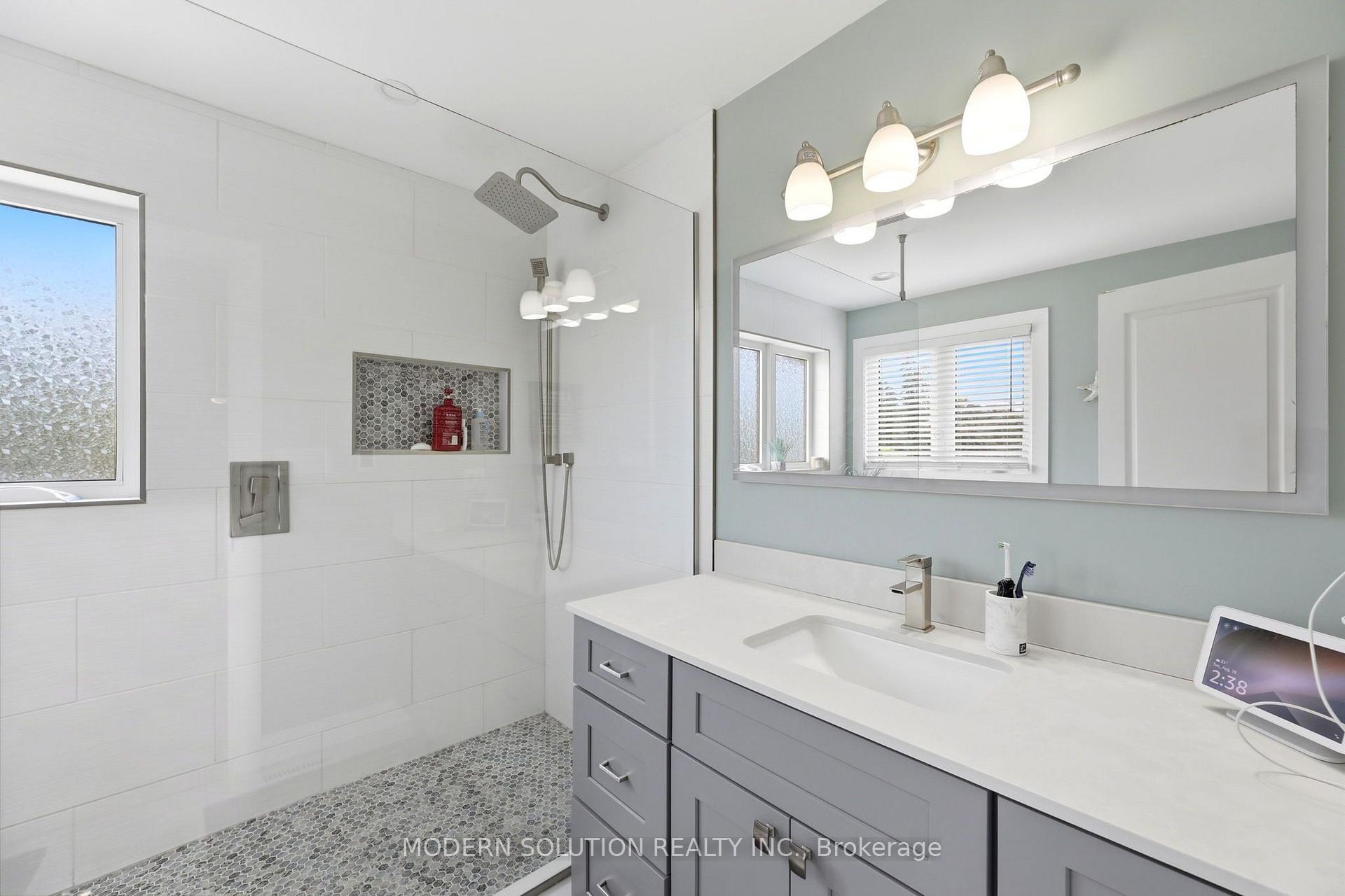 Photo 17 of 897 Bradshaw Crescent, London, North M — HOMEH