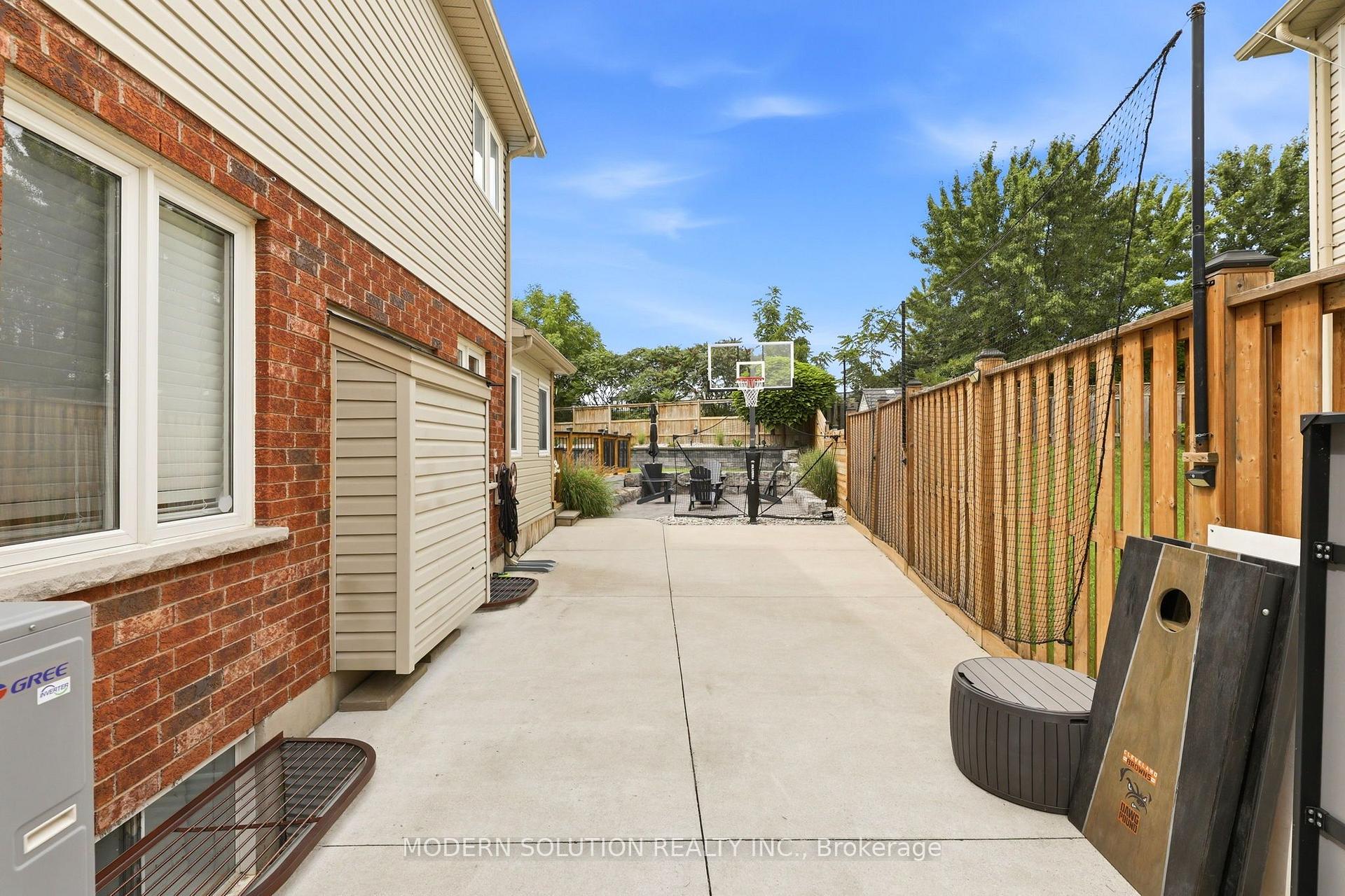 Photo 27 of 897 Bradshaw Crescent, London, North M — HOMEH