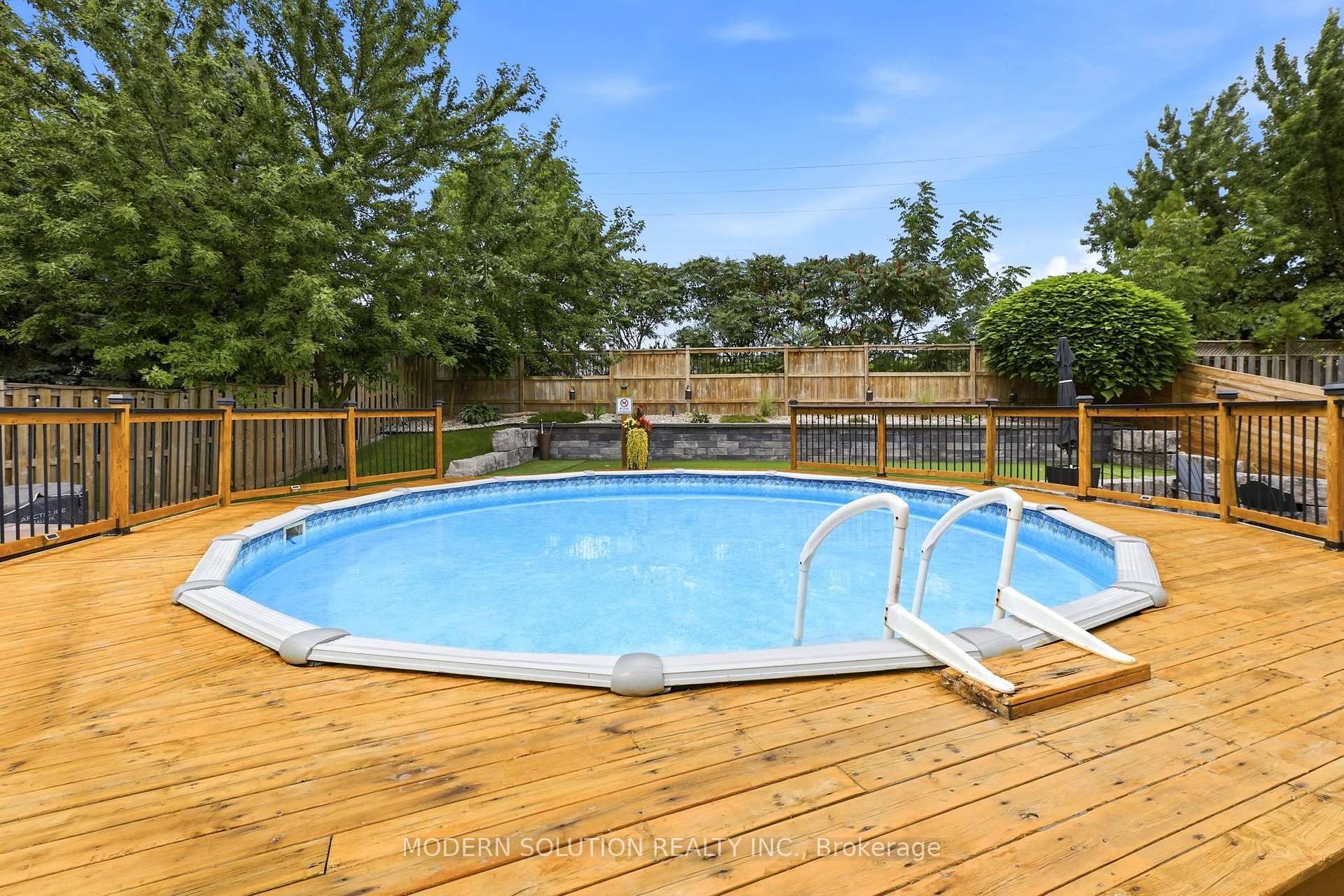 Photo 36 of 897 Bradshaw Crescent, London, North M — HOMEH