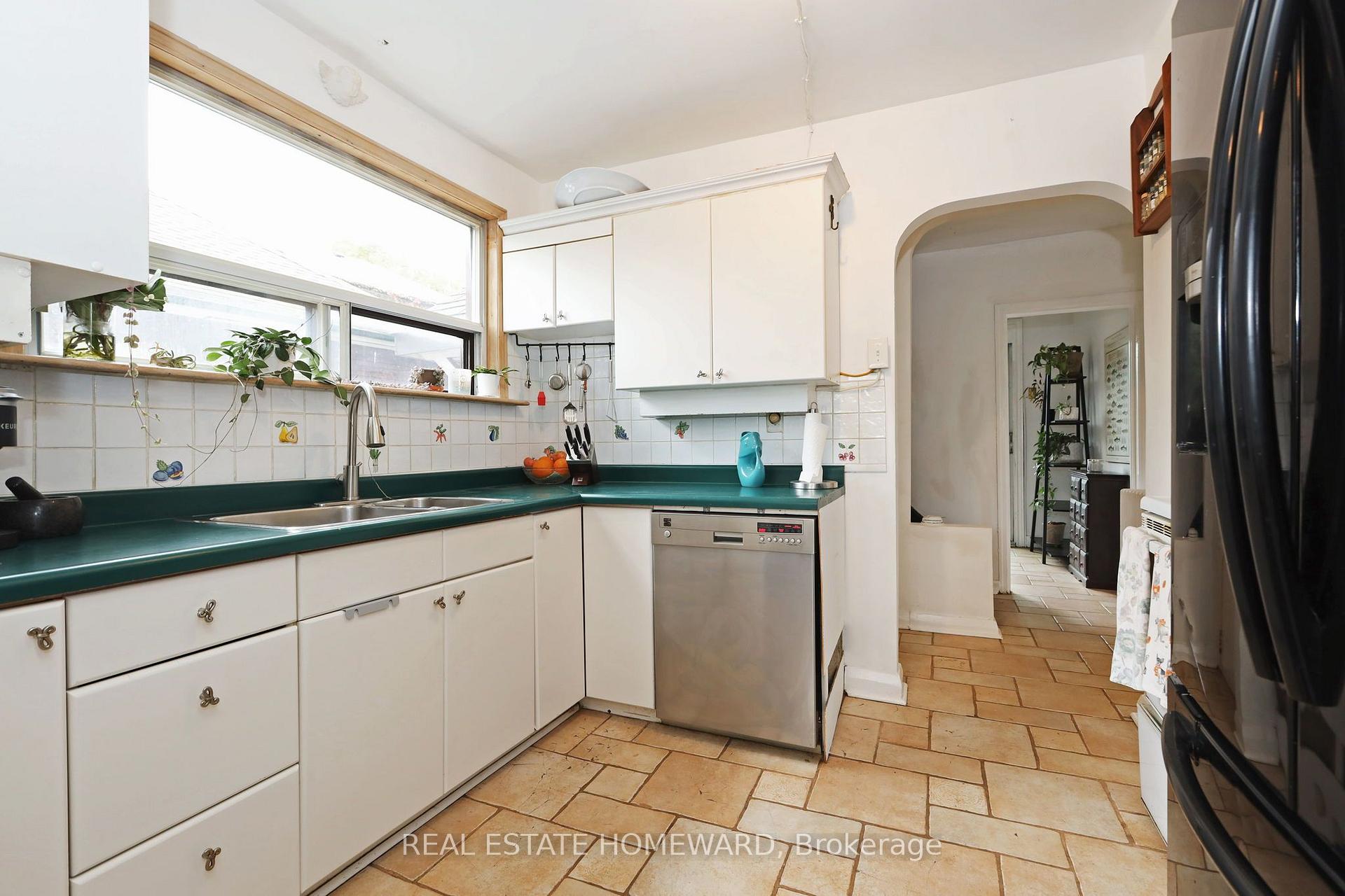 Photo 10 of 22 Haddon Avenue, Scarborough, Birchcliffe-Cliffside — HOMEH