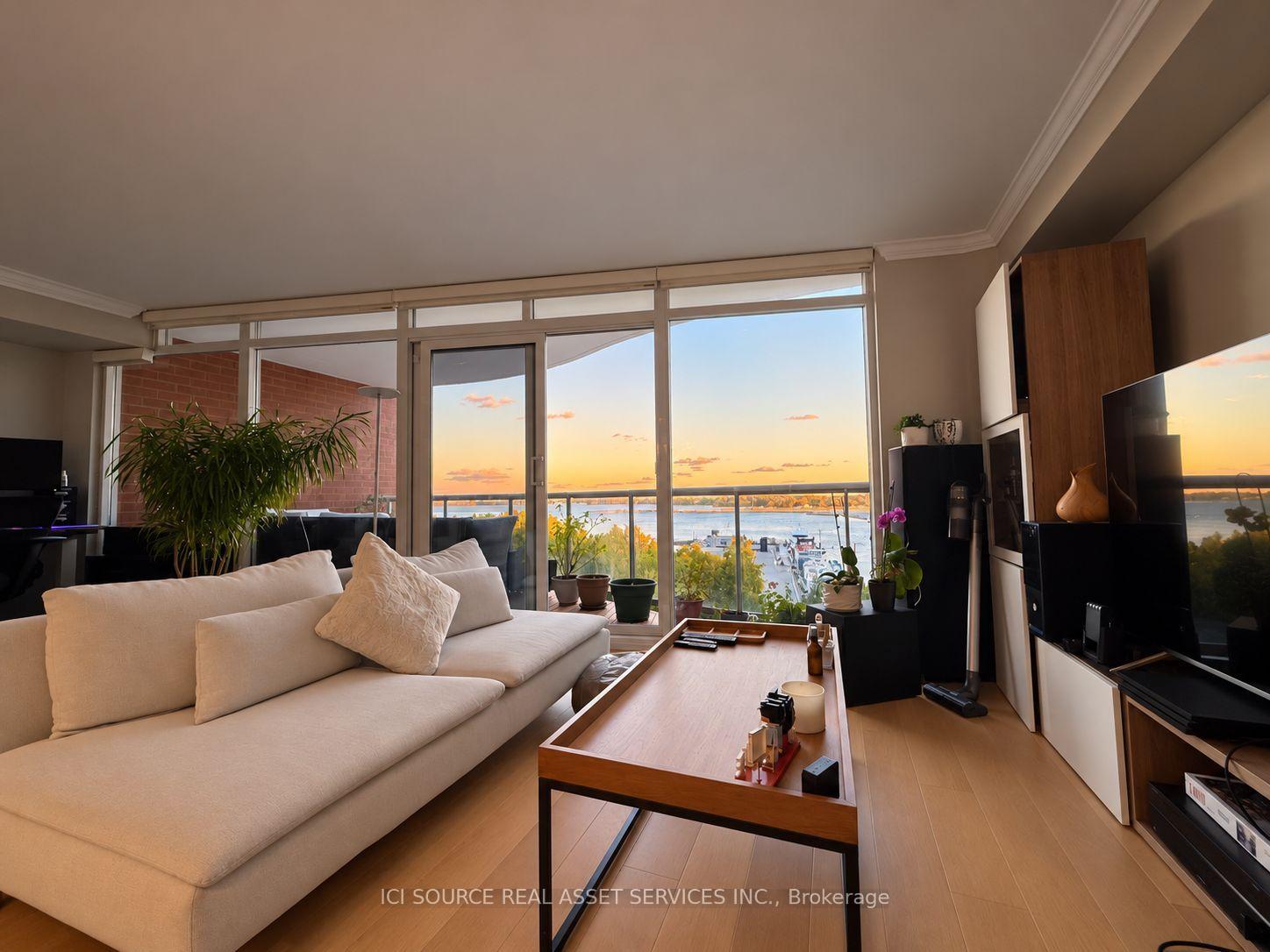 Photo 2 of Unit 812, 550 Queens Quay W, Toronto, Waterfront Communities — HOMEH