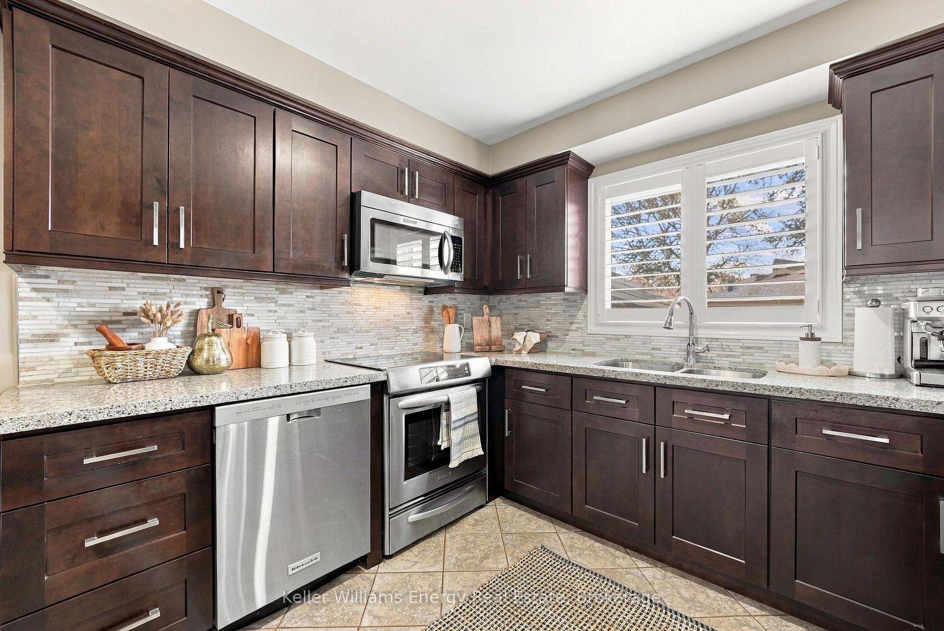 Photo 4 of 250 Glen Hill Drive, Whitby, Blue Grass Meadows — HOMEH