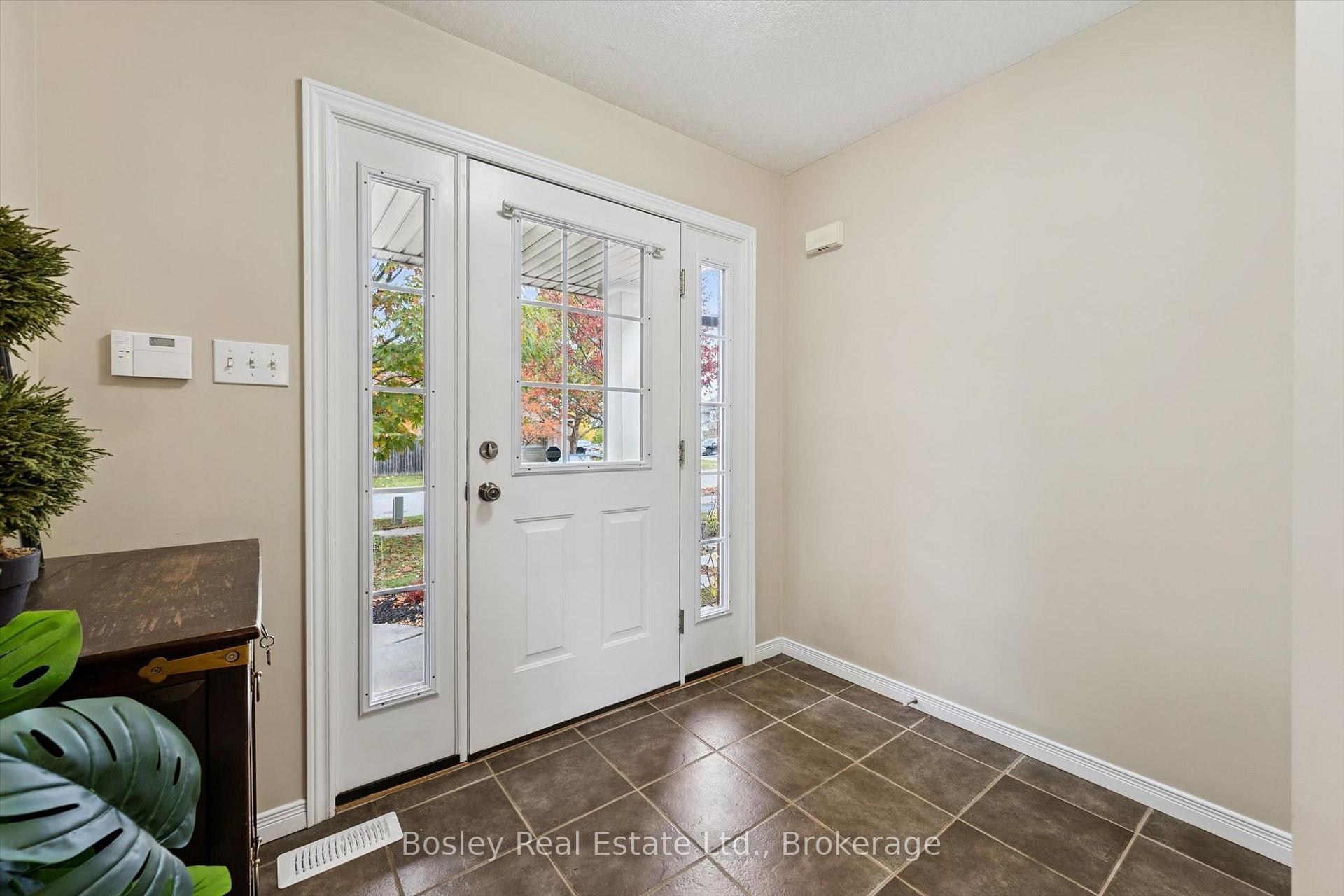 Photo 5 of 8 Walker Way, Guelph, Pineridge/Westminster Woods — HOMEH