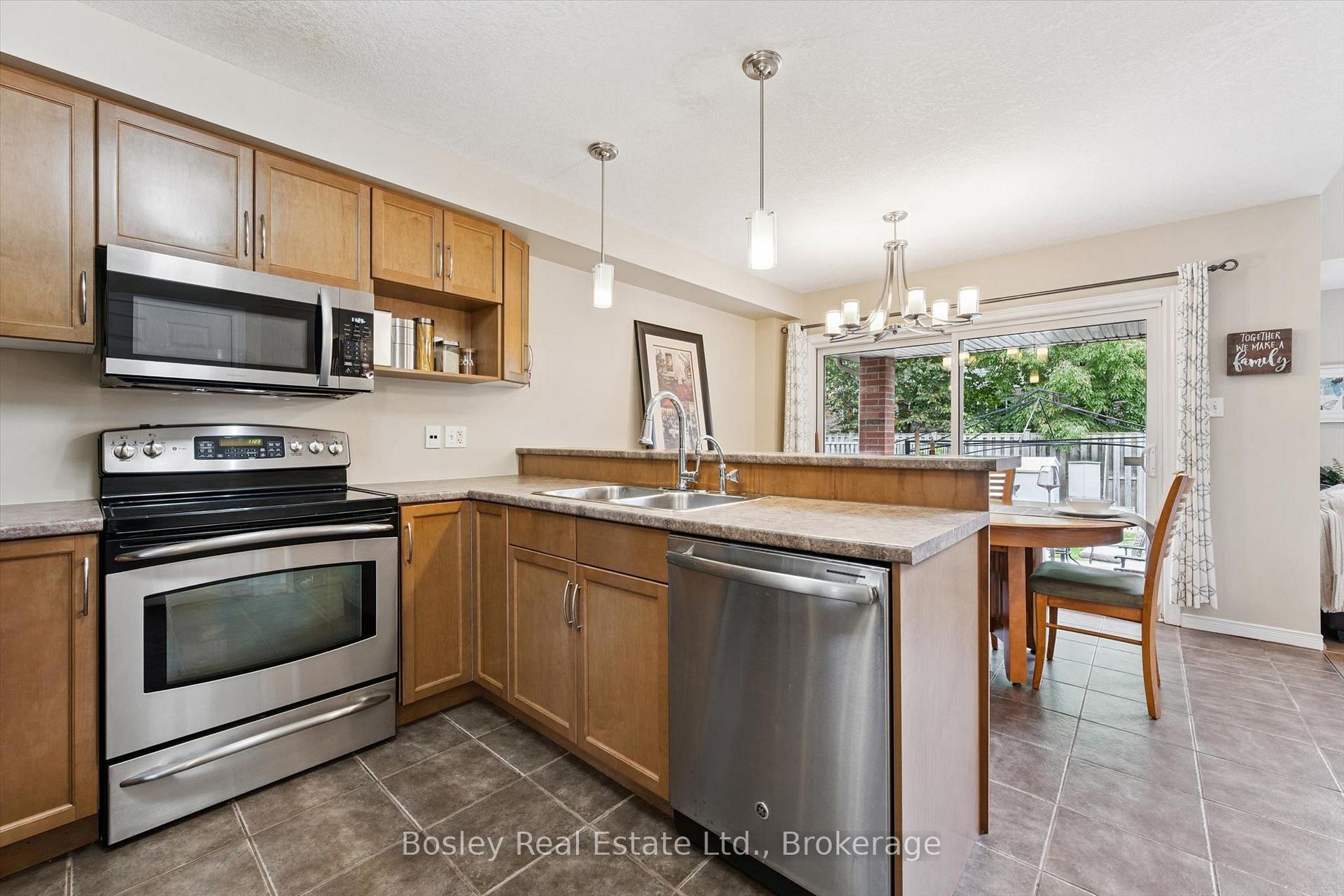 Photo 12 of 8 Walker Way, Guelph, Pineridge/Westminster Woods — HOMEH