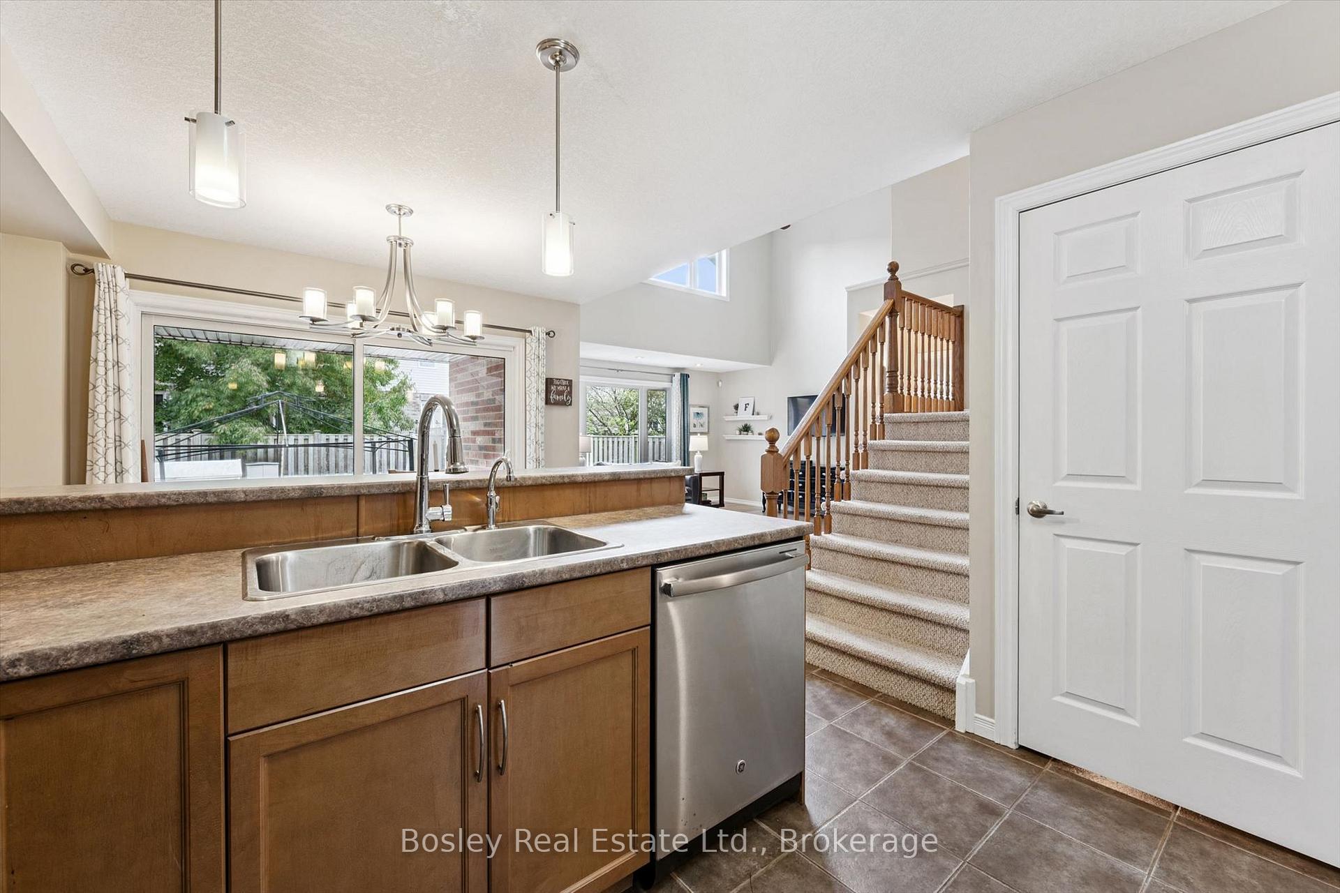 Photo 13 of 8 Walker Way, Guelph, Pineridge/Westminster Woods — HOMEH