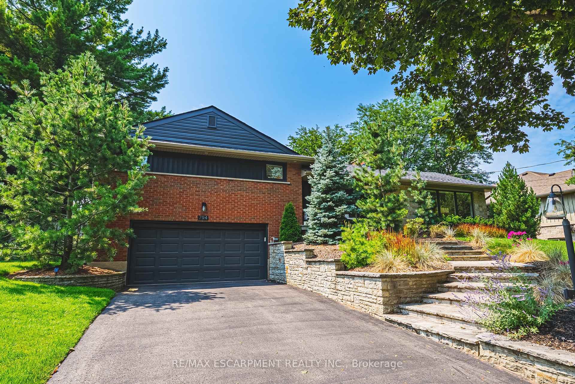 Photo 2 of 794 Falcon Boulevard, Burlington, LaSalle — HOMEH