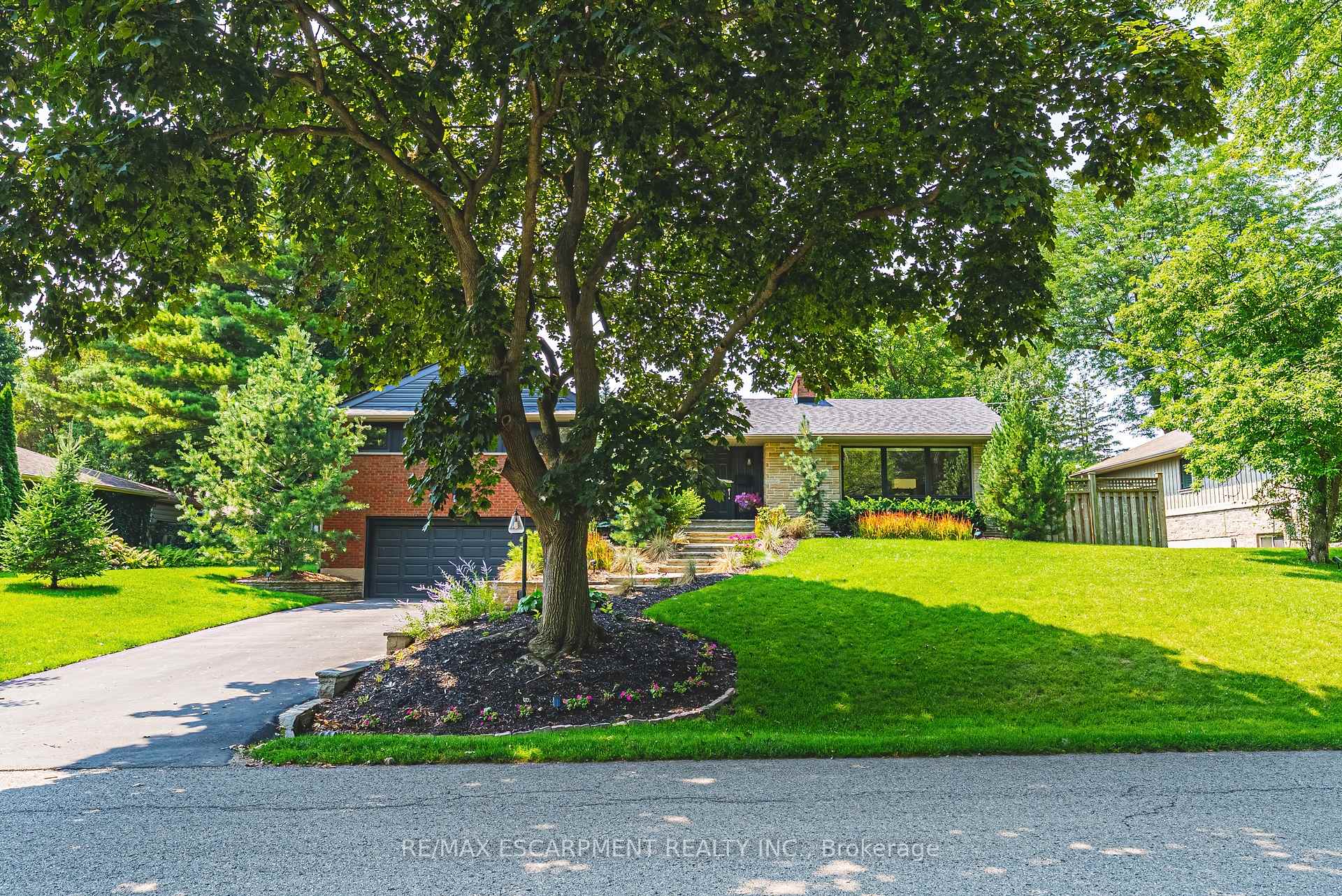 Photo 3 of 794 Falcon Boulevard, Burlington, LaSalle — HOMEH