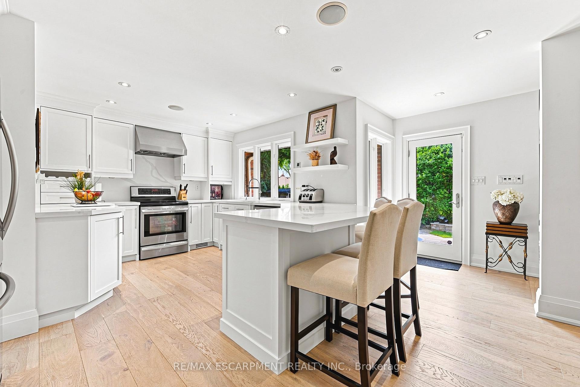 Photo 11 of 794 Falcon Boulevard, Burlington, LaSalle — HOMEH