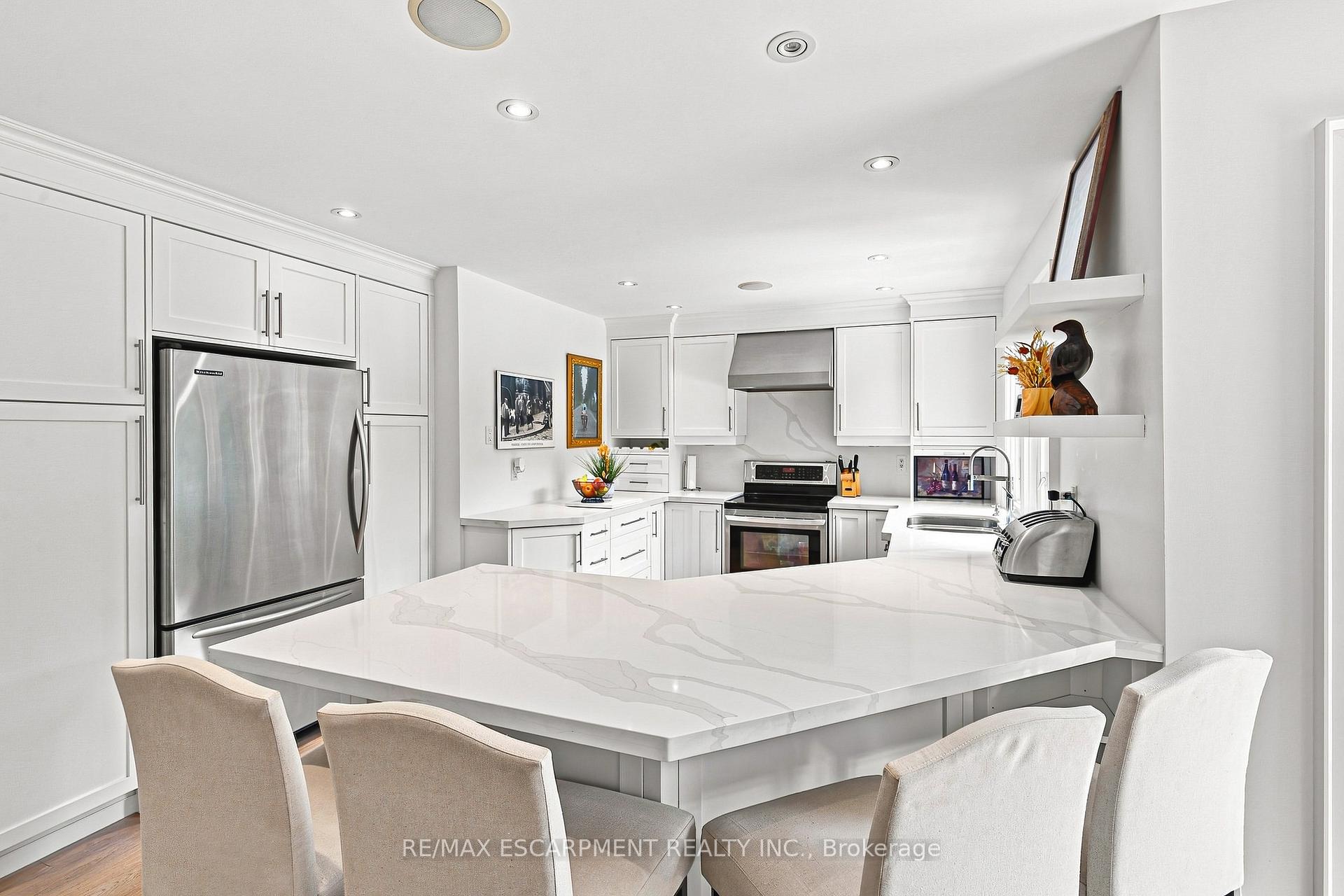 Photo 12 of 794 Falcon Boulevard, Burlington, LaSalle — HOMEH