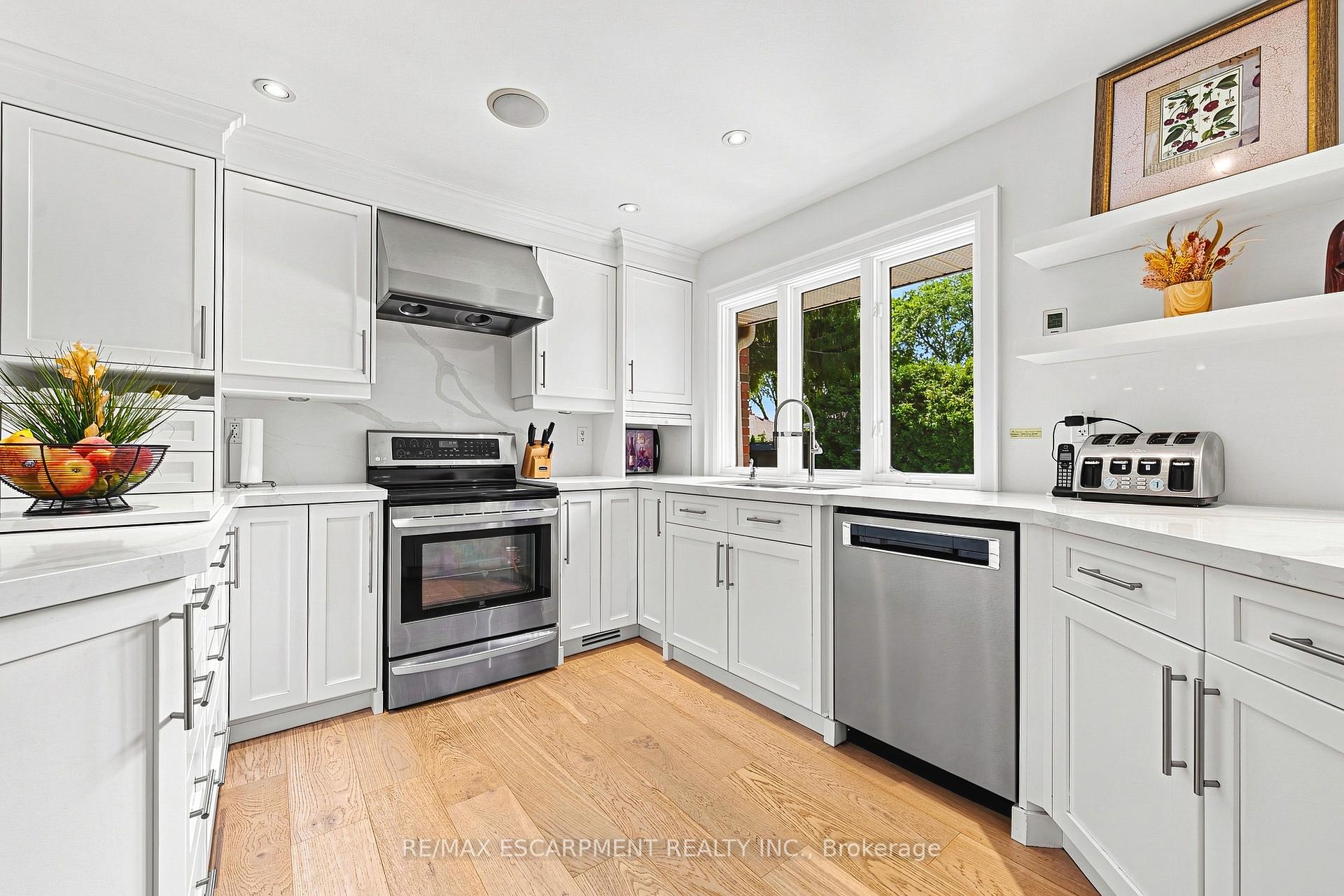 Photo 13 of 794 Falcon Boulevard, Burlington, LaSalle — HOMEH