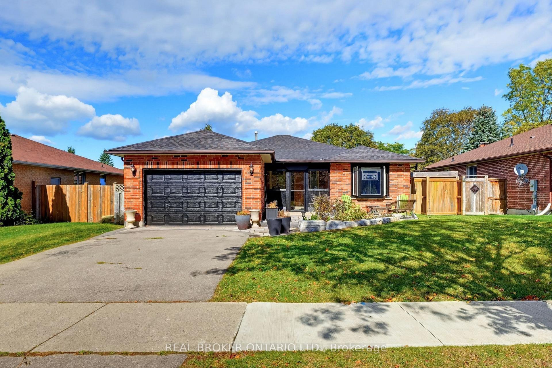 Photo 2 of 96 Munro Crescent, Uxbridge — HOMEH