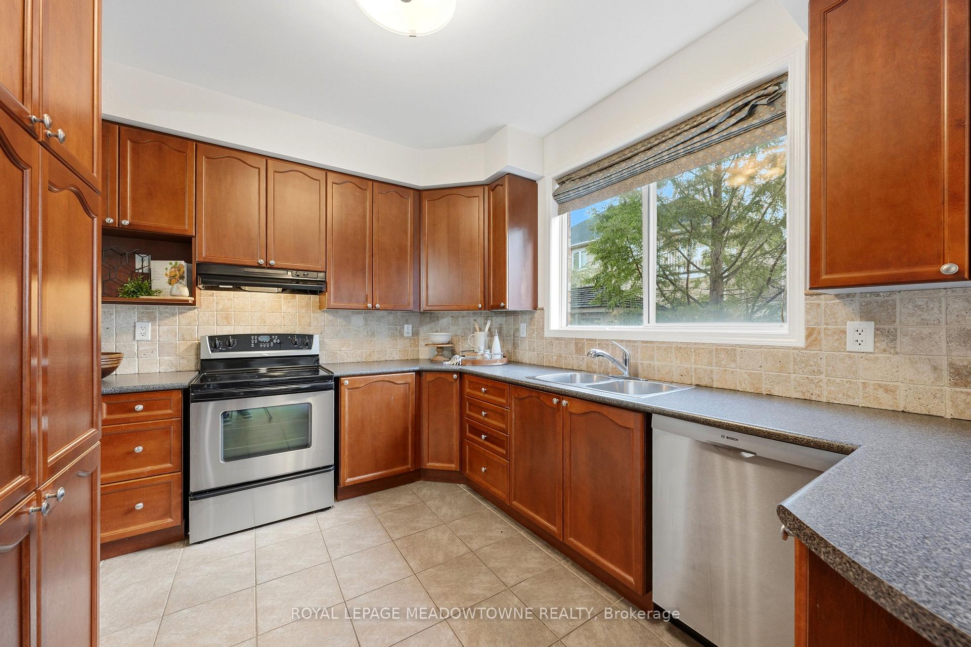 Photo 16 of 721 Switzer Crescent, Milton, Coates — HOMEH