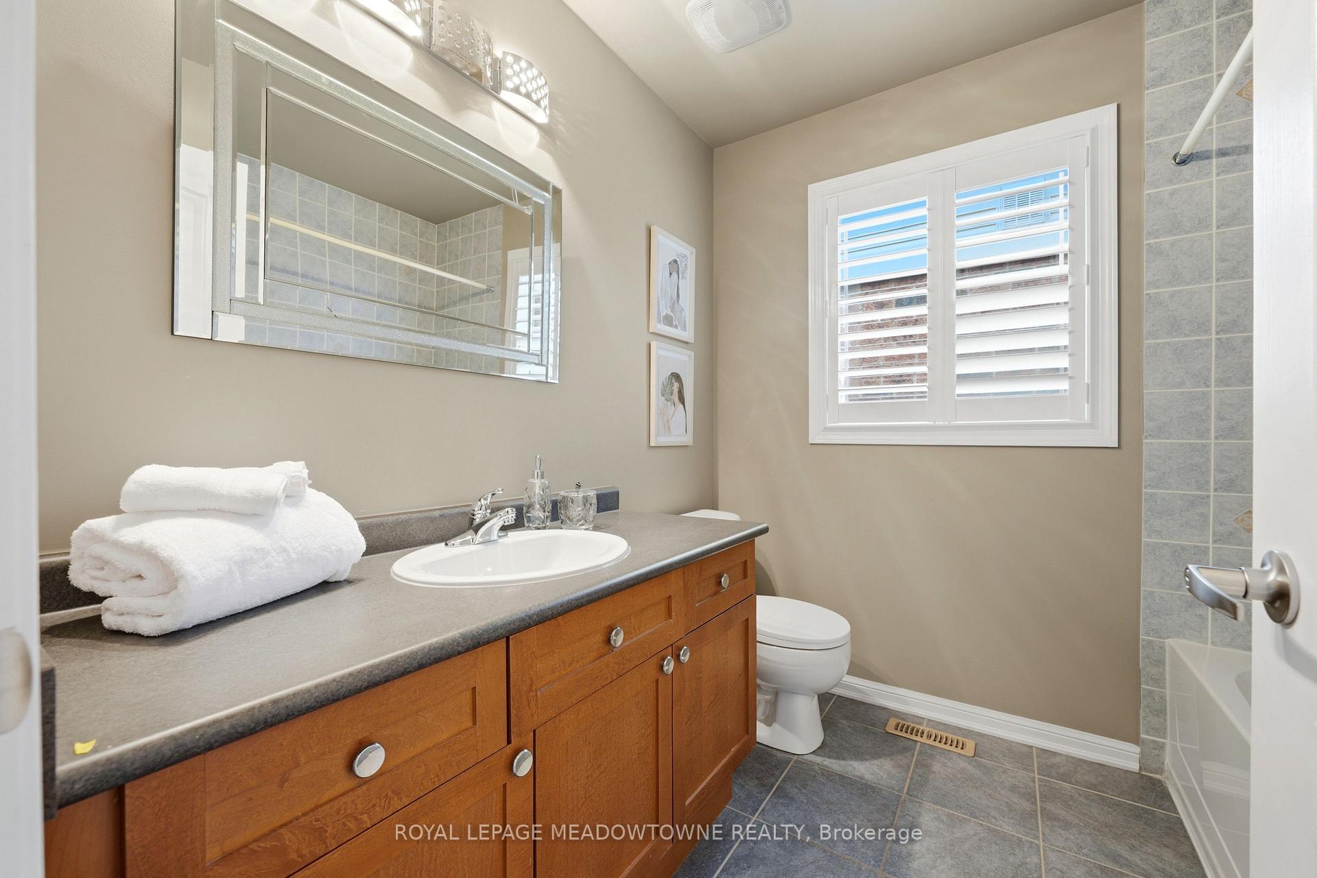 Photo 38 of 721 Switzer Crescent, Milton, Coates — HOMEH