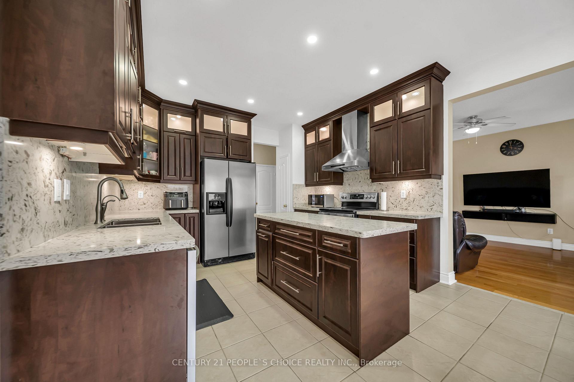 Photo 17 of 36 Humbolt Crescent, Brampton, Fletcher's Meadow — HOMEH