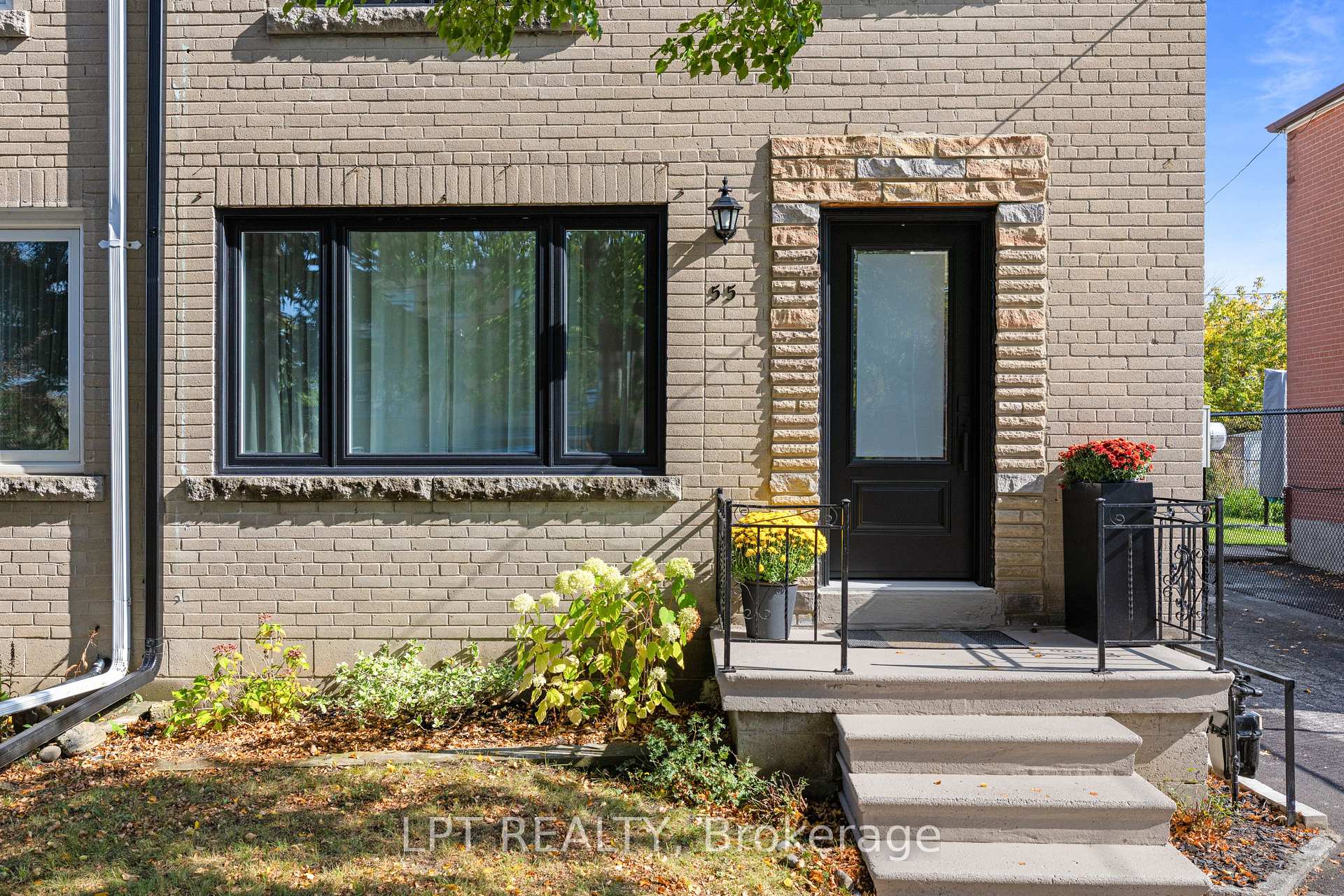 Photo 4 of 55 Laurel Avenue, Scarborough, Kennedy Park — HOMEH