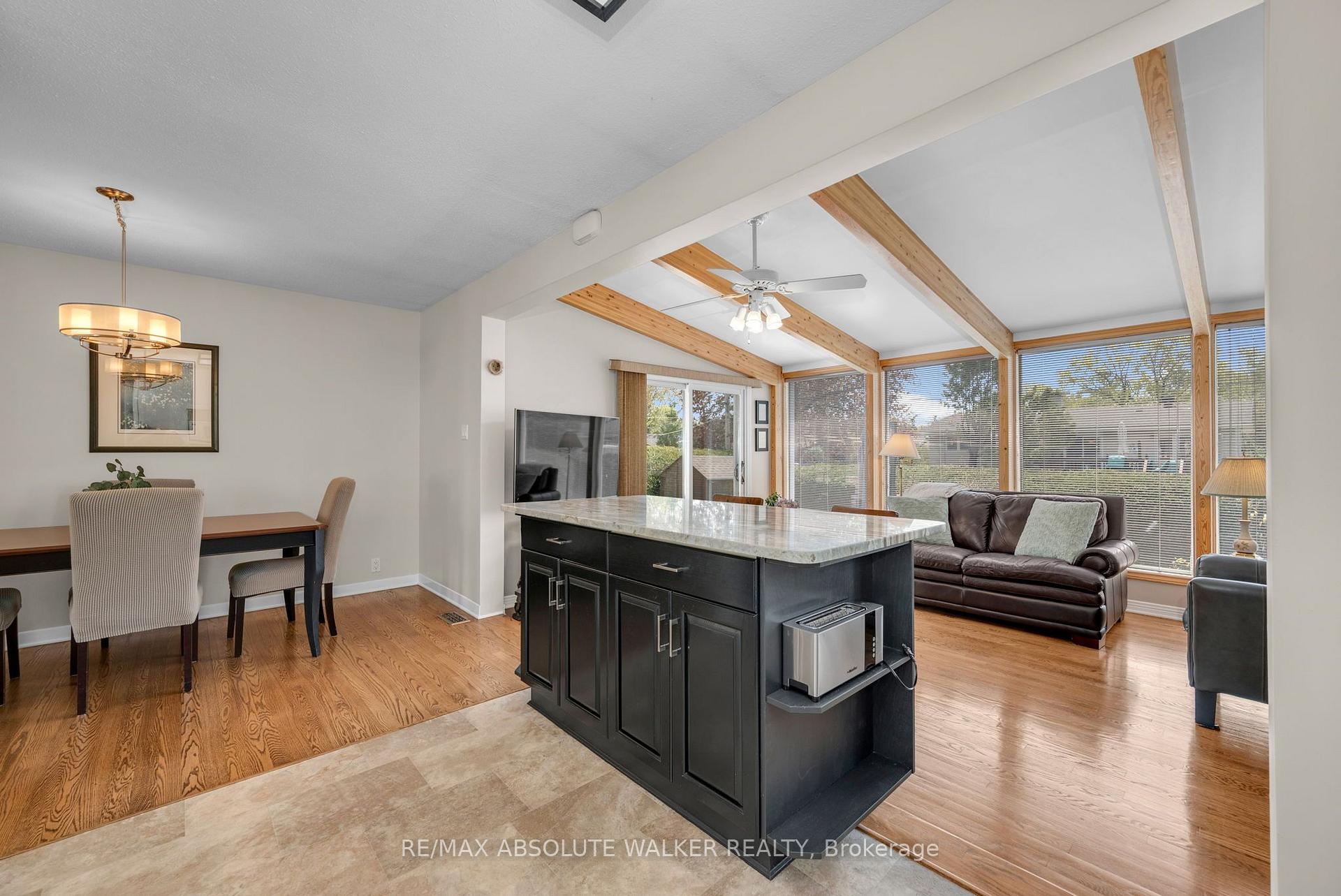 Photo 4 of 5 West Herrington Court, Ottawa, Crystal Beach — HOMEH
