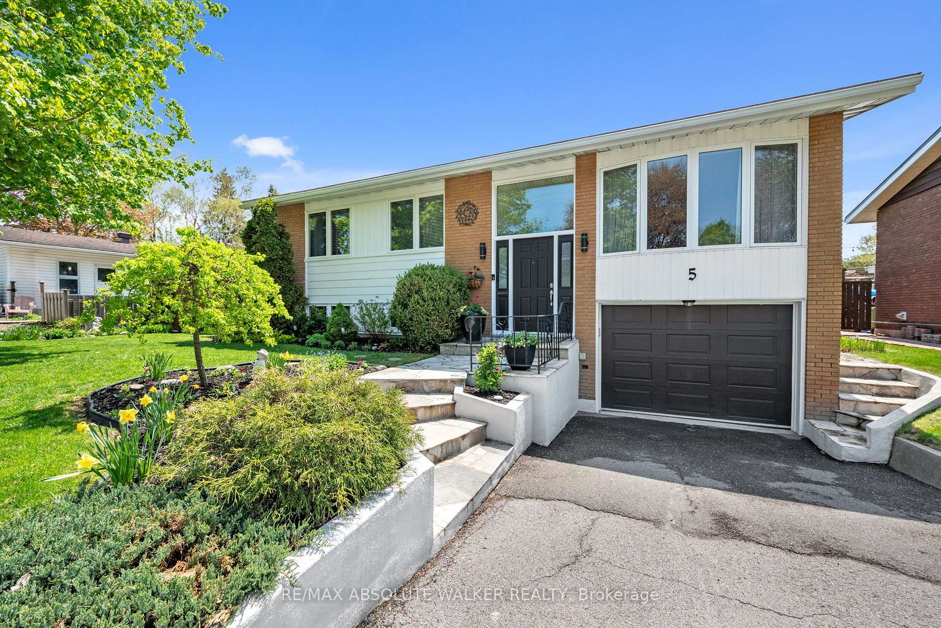 Photo 8 of 5 West Herrington Court, Ottawa, Crystal Beach — HOMEH