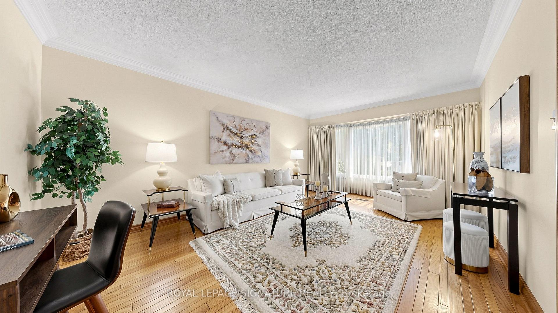 Photo 4 of 8 Royal Garden Boulevard, Vaughan, East Woodbridge — HOMEH
