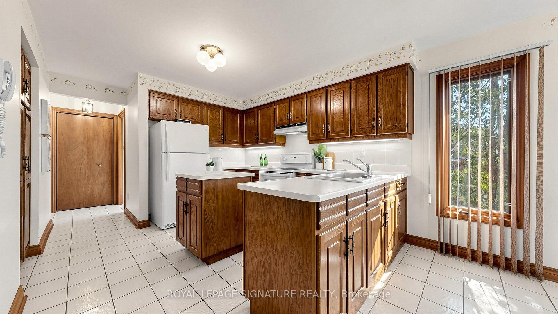 Photo 13 of 8 Royal Garden Boulevard, Vaughan, East Woodbridge — HOMEH