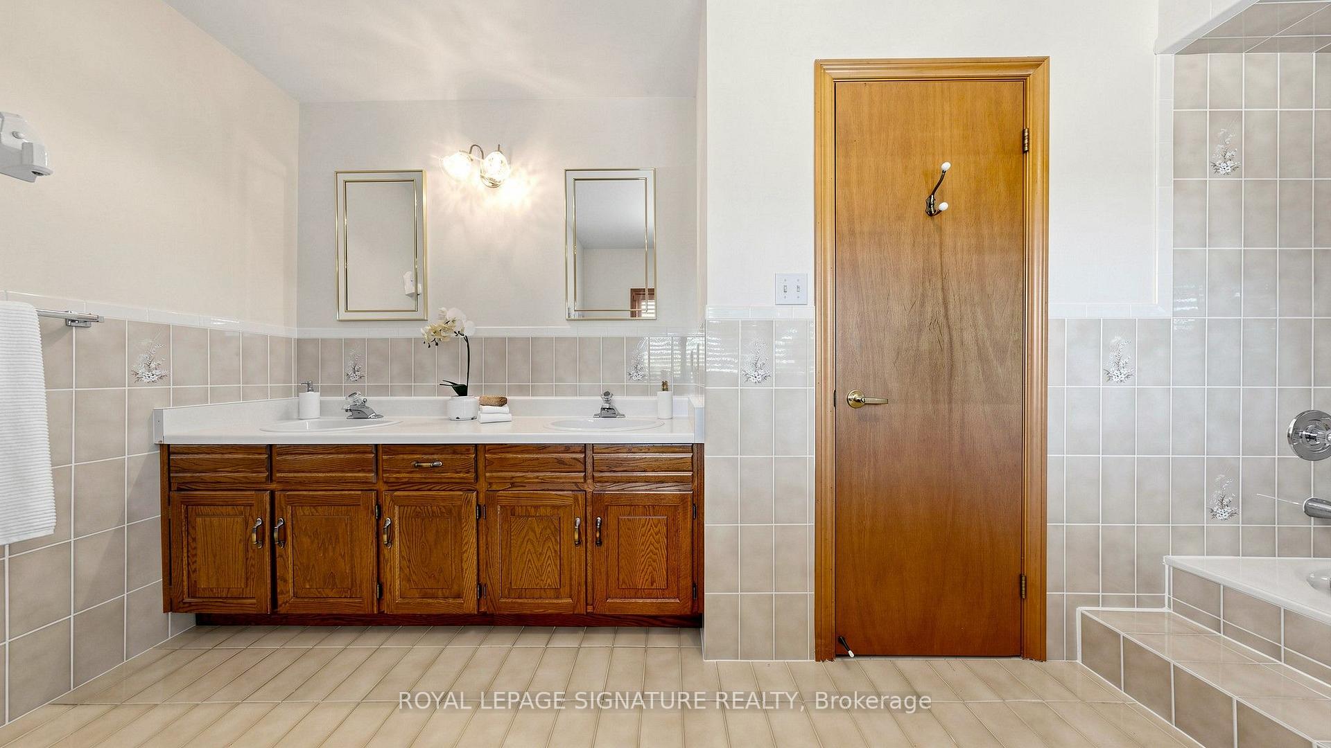 Photo 23 of 8 Royal Garden Boulevard, Vaughan, East Woodbridge — HOMEH