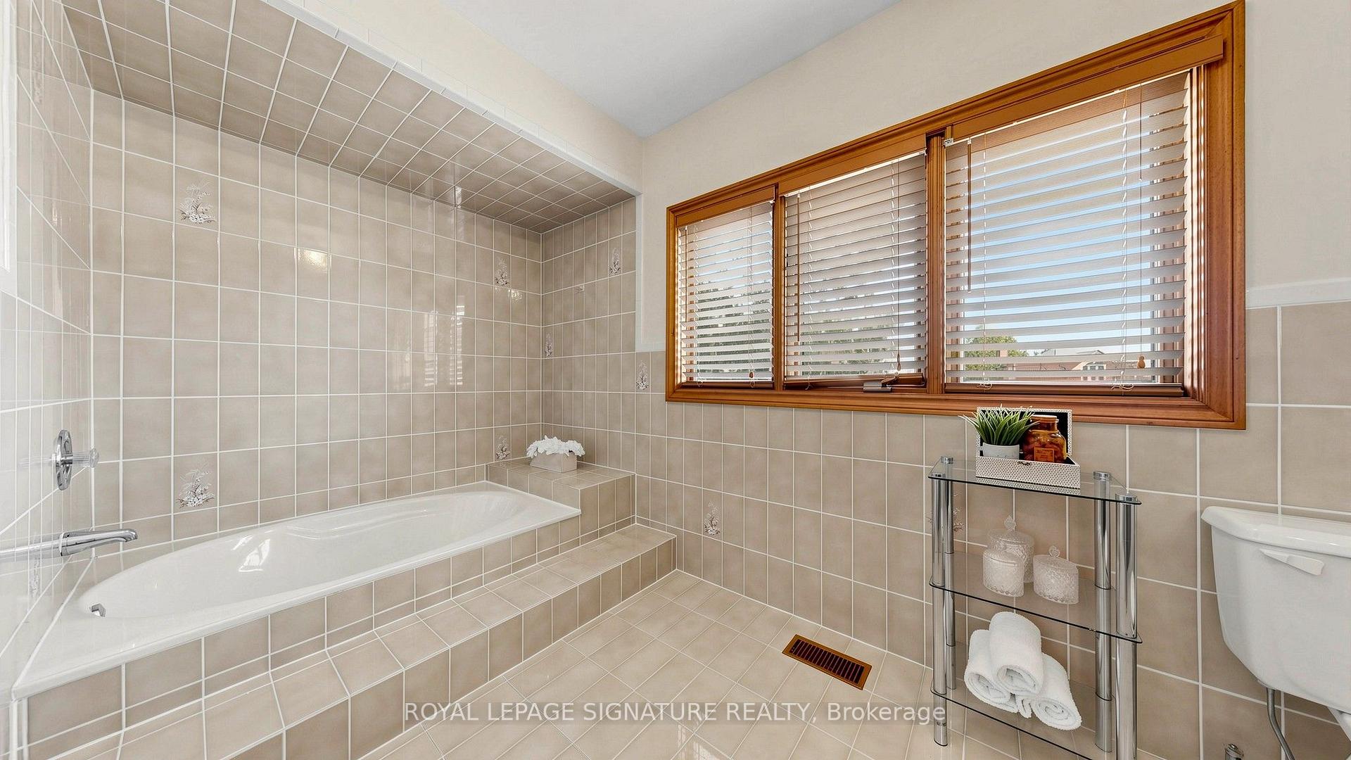 Photo 24 of 8 Royal Garden Boulevard, Vaughan, East Woodbridge — HOMEH