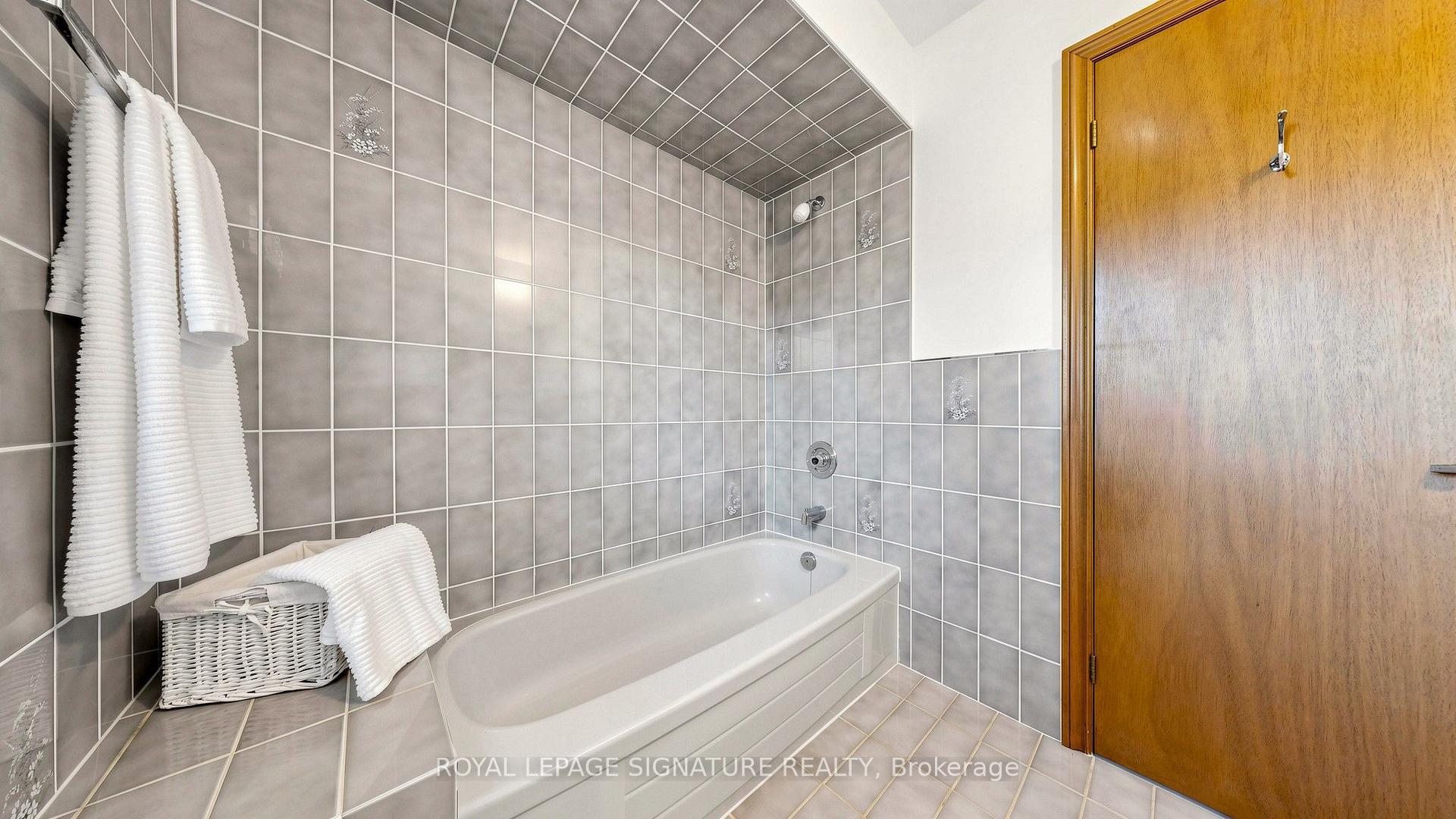Photo 34 of 8 Royal Garden Boulevard, Vaughan, East Woodbridge — HOMEH