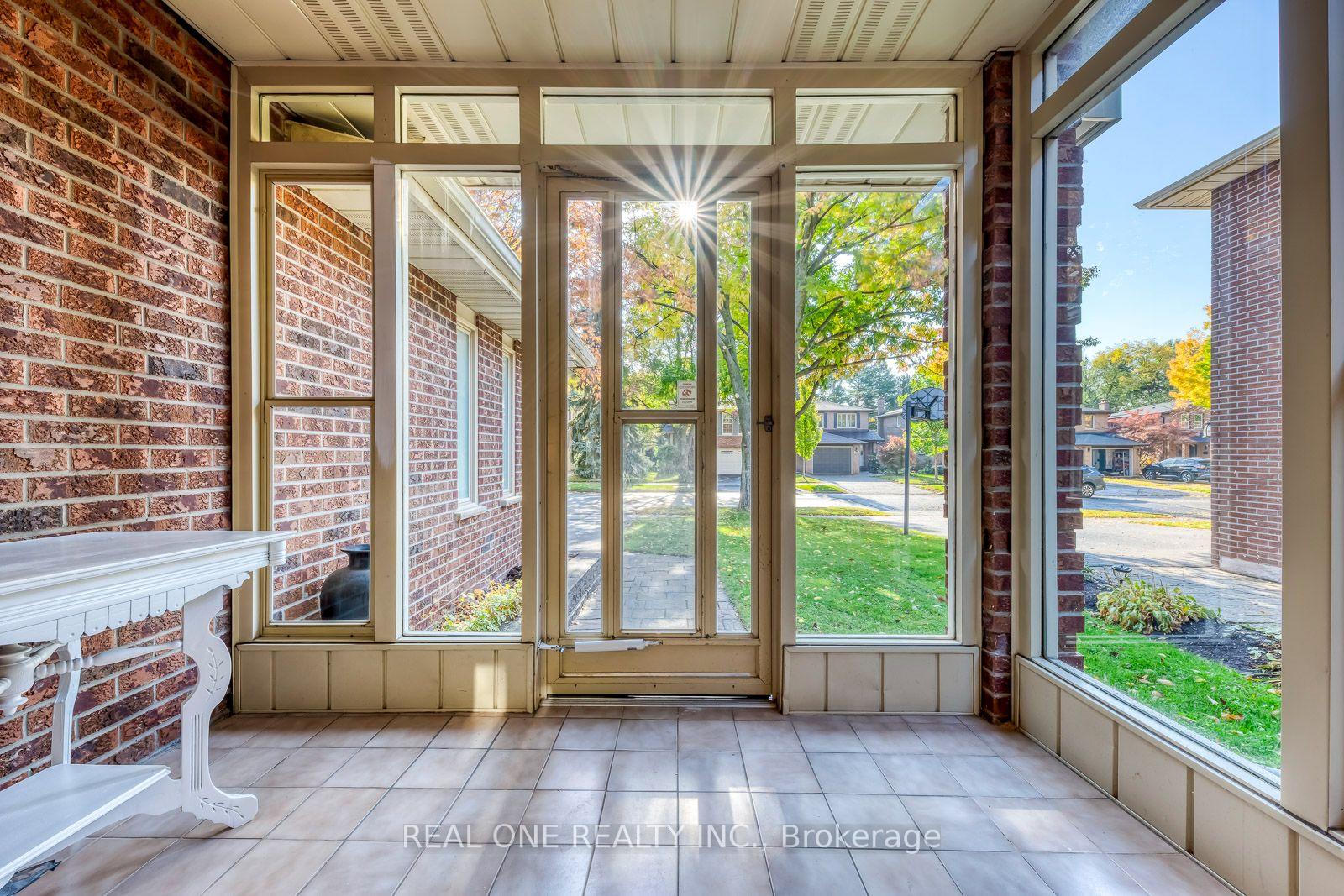 Photo 5 of 403 Parkridge Crescent, Oakville, Glen Abbey — HOMEH
